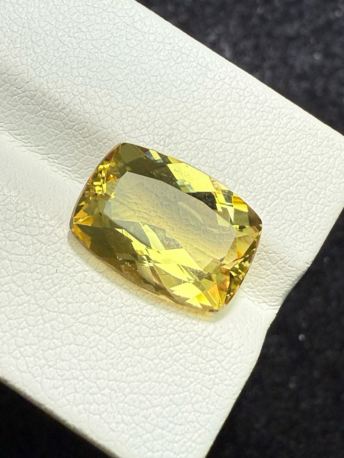 【高端珠宝】天然极美绿柱石裸石
重量: 5.82ct  规格: 13.7*10*6.1毫米
精湛切工，满身火彩
台面大，实物更美，可以代镶嵌设计。