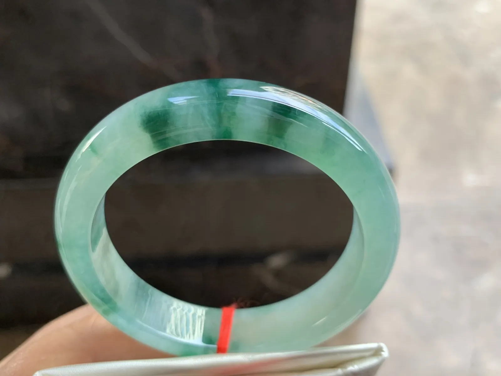 52.5-12.2-8mm
冰种飘花手镯 水润光泽 花色漂亮 推荐