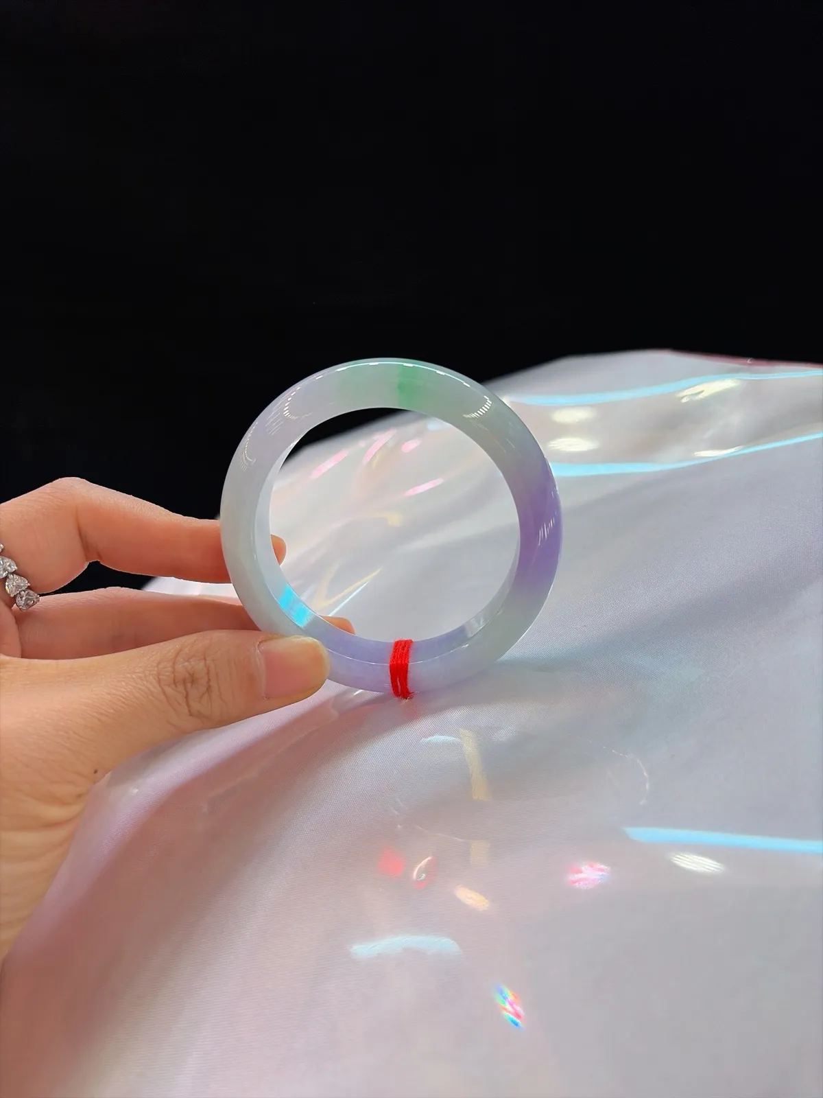 ｜51圈口
【浓春彩·娇艳款】
“春彩浓艳锁清辉，底妆细腻见真章，小圈口的心动之选”
——艳而不妖，自成格调。
规格【51/13/8.2】