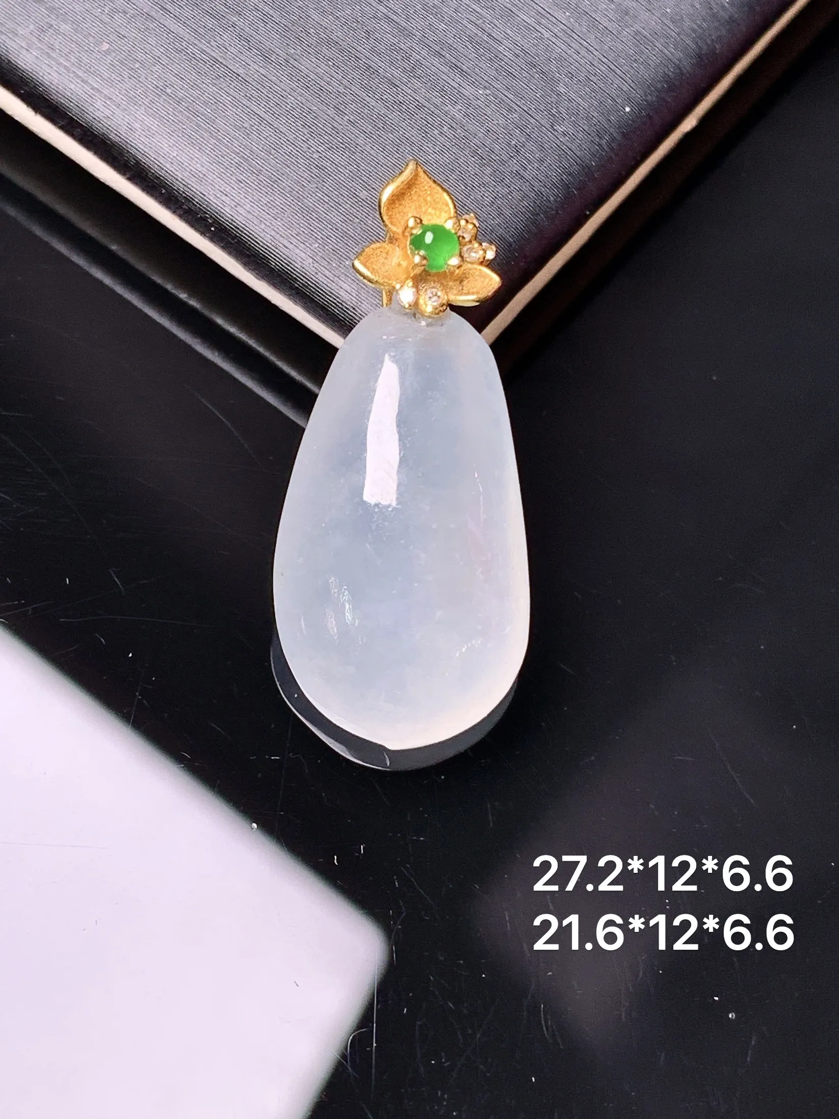 18k金镶嵌冰种福瓜吊坠 玉质细腻 色泽清新艳丽 整体尺寸27.2*12*6.6