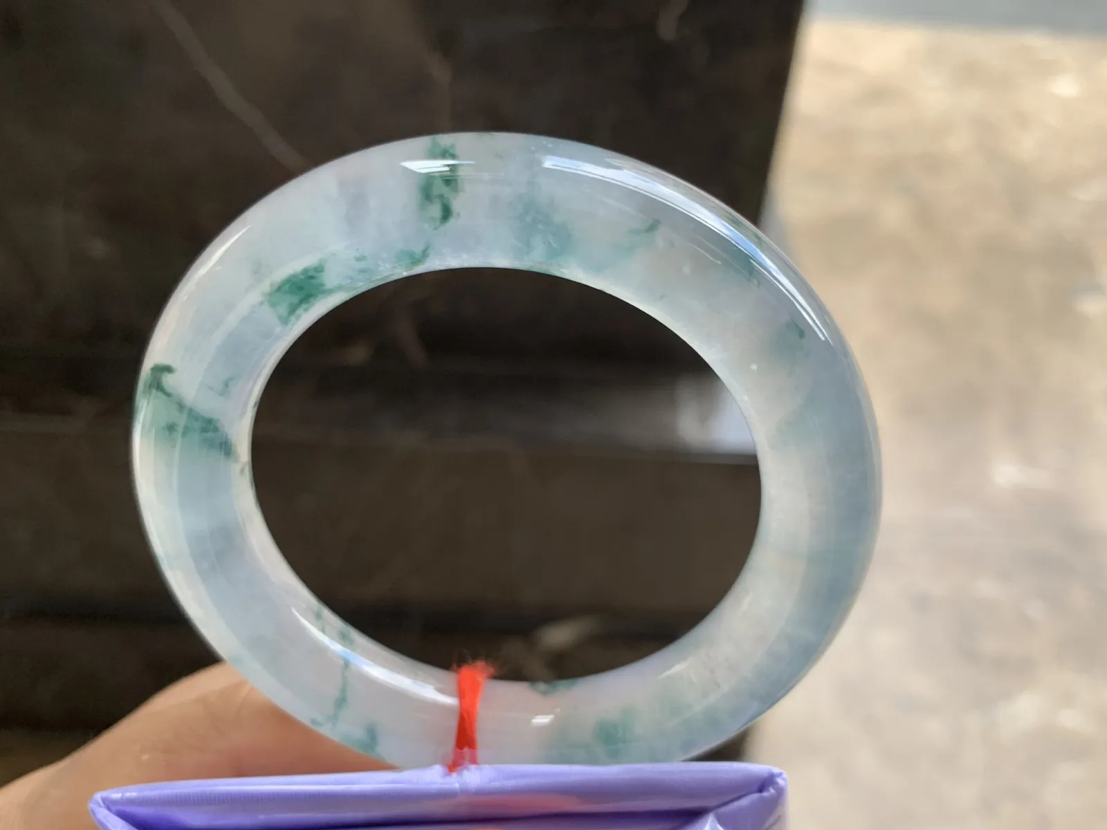 56-12.5mm
高冰飘花圆条手镯 老坑种 刚性十足 光感强 条形优秀