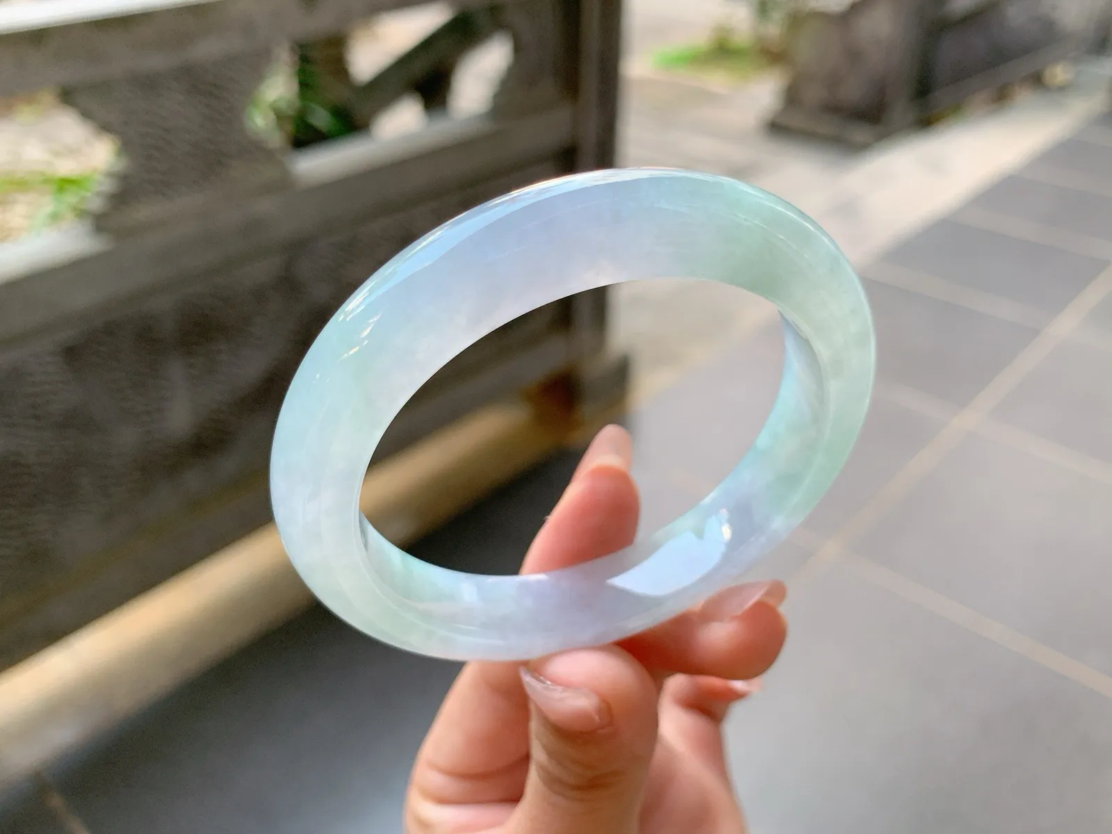 ｜56圈口
冰春彩手镯，颜色舒适自然，淡淡的春彩衬托出清丽脱俗的美感，