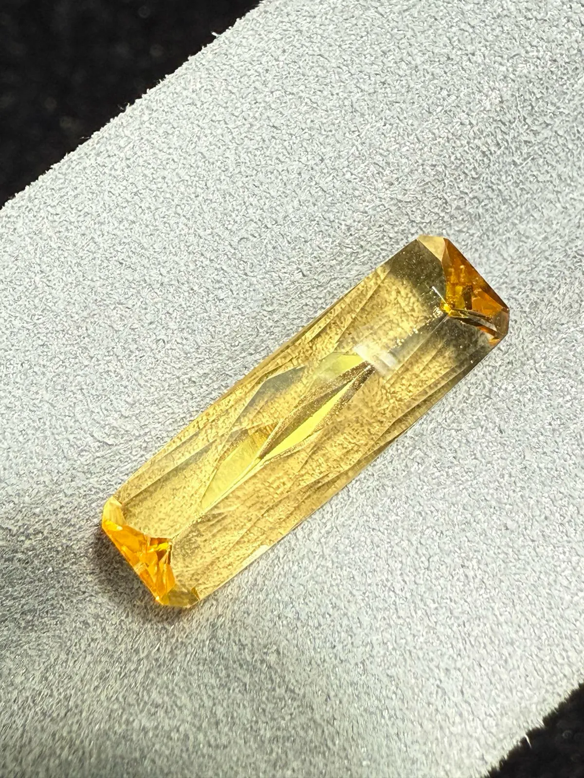 【高端珠宝】天然极美帝王托帕裸石
重量: 6.175ct  规格: 18.8*6*5.4毫米
精湛切