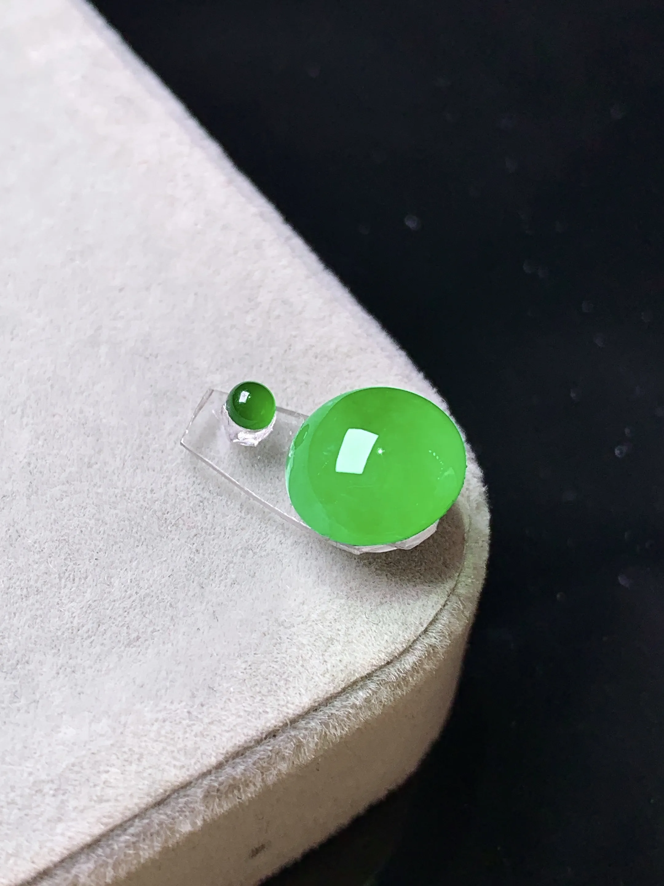 镶嵌款 翠绿蛋面吊坠 玉质细腻 色泽清新艳丽 整体尺寸8.5*4.3