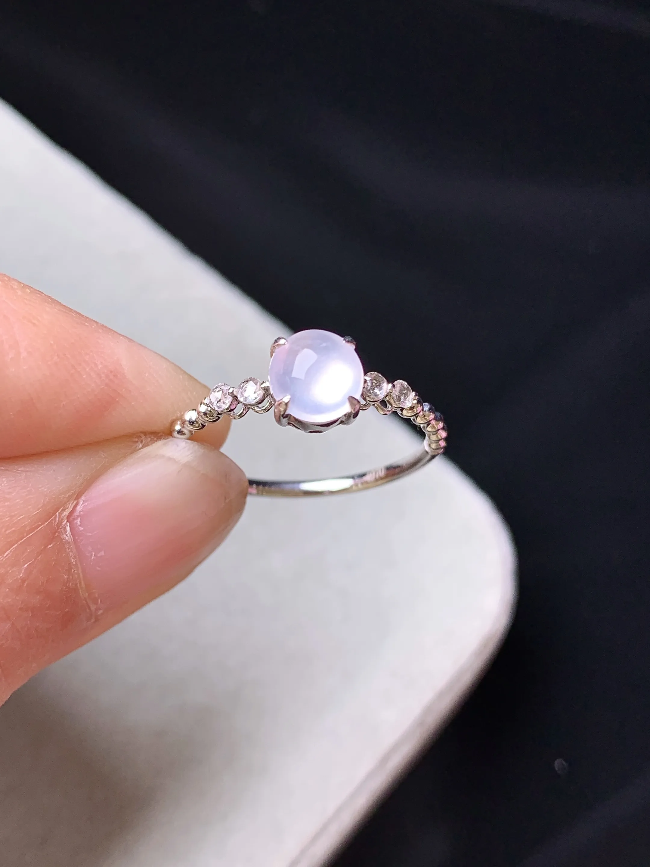 18k金钻镶嵌冰种蛋面戒指 玉质细腻 色泽清新艳丽 圈口13.5 整体尺寸6*5.7*2.3