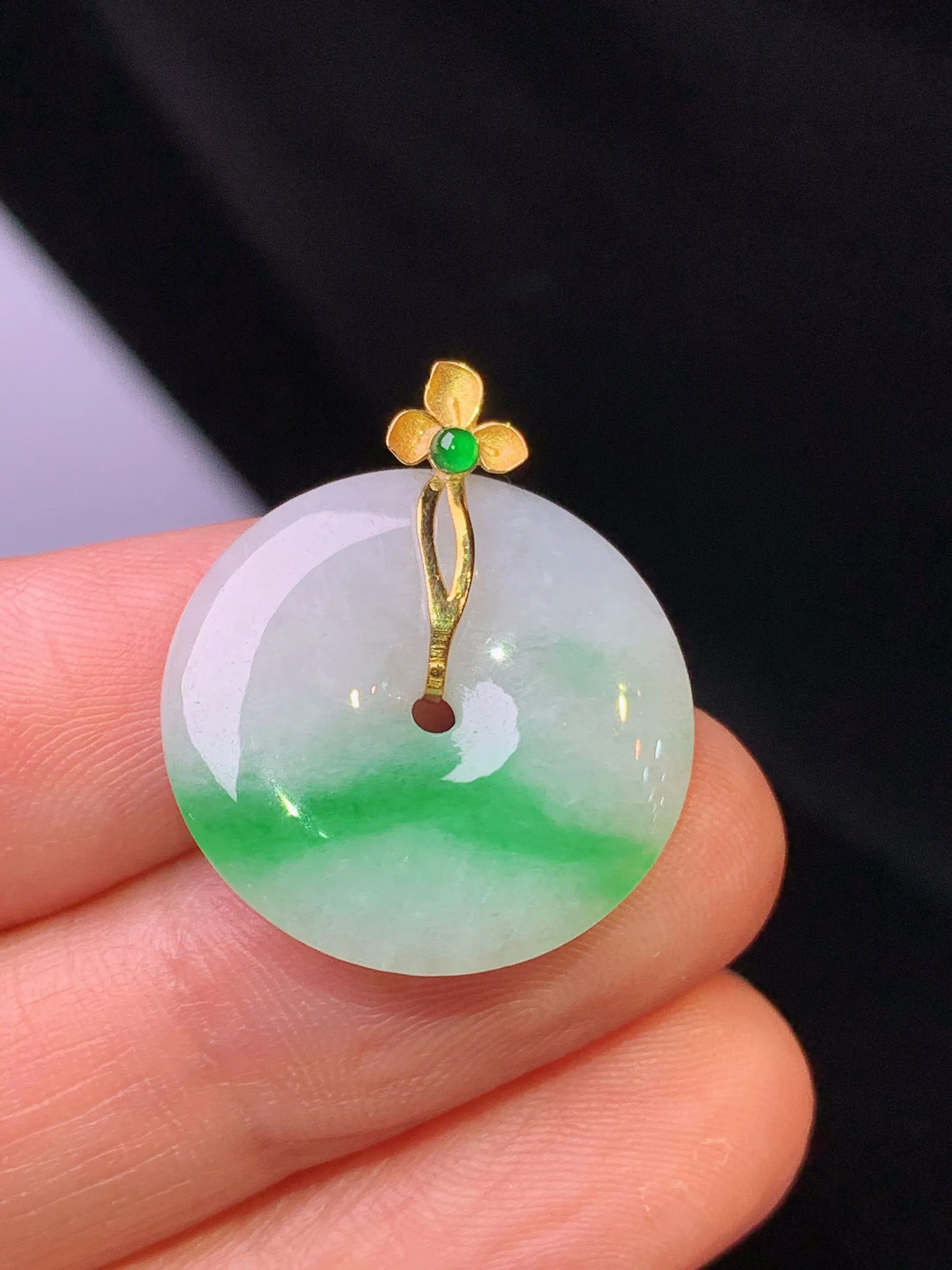 18k金镶嵌飘绿平安扣吊坠 玉质细腻 色泽清新艳丽 整体尺寸25*20.8*3.6