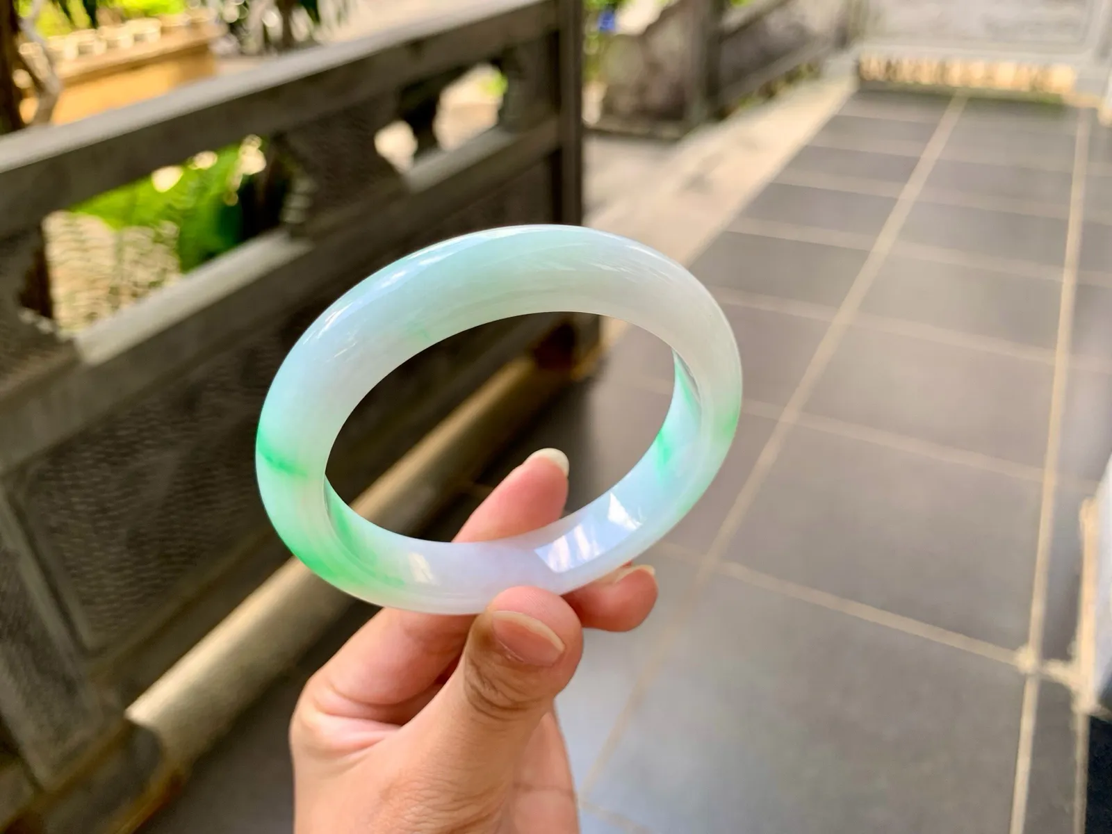 ｜57圈口
白底青，飘阳绿花，鲜艳抢眼，底妆细腻白净，润润的