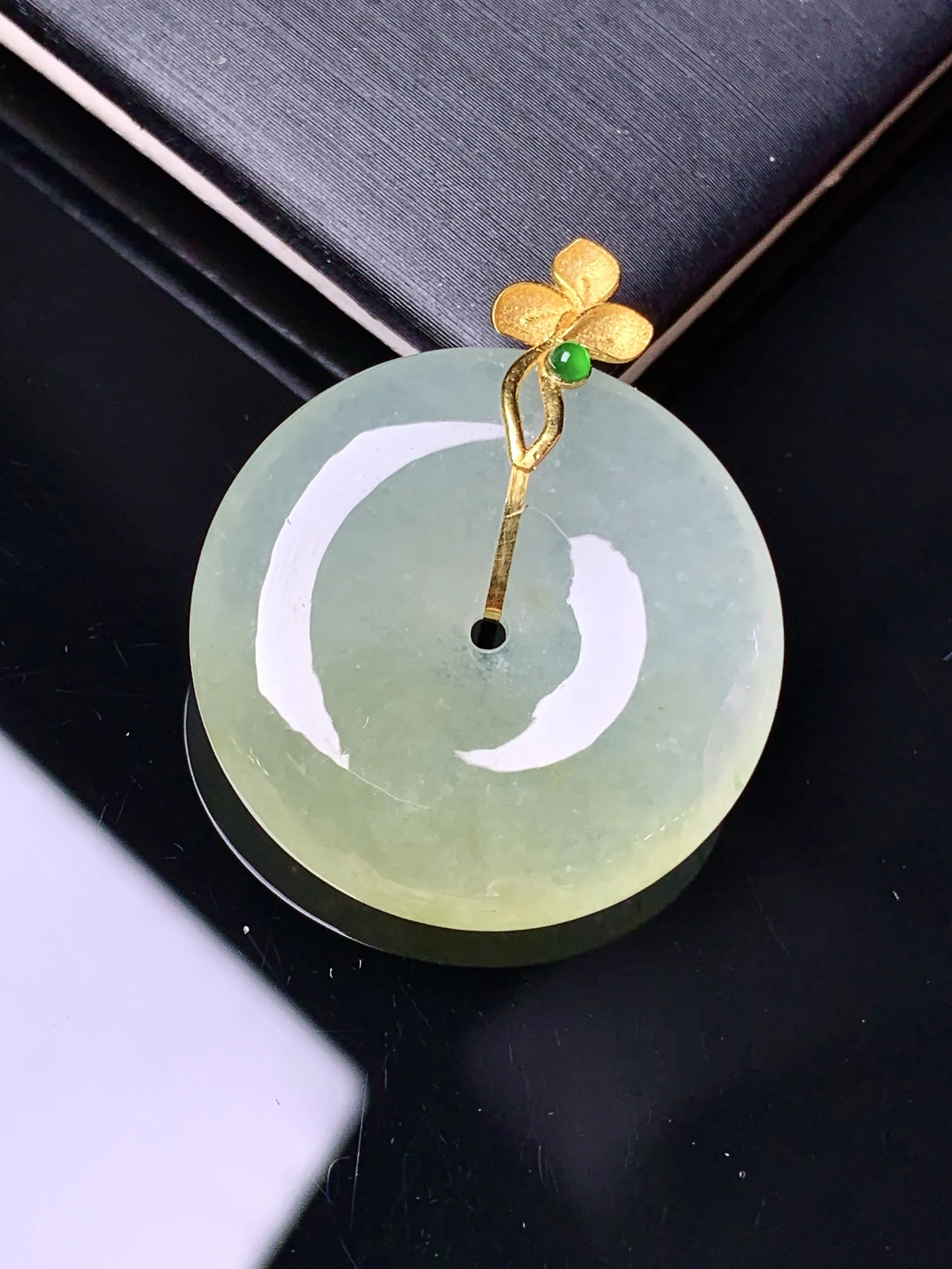 18k金镶嵌淡黄翡平安扣吊坠 玉质细腻 色泽清新艳丽 整体尺寸30.8*5.7