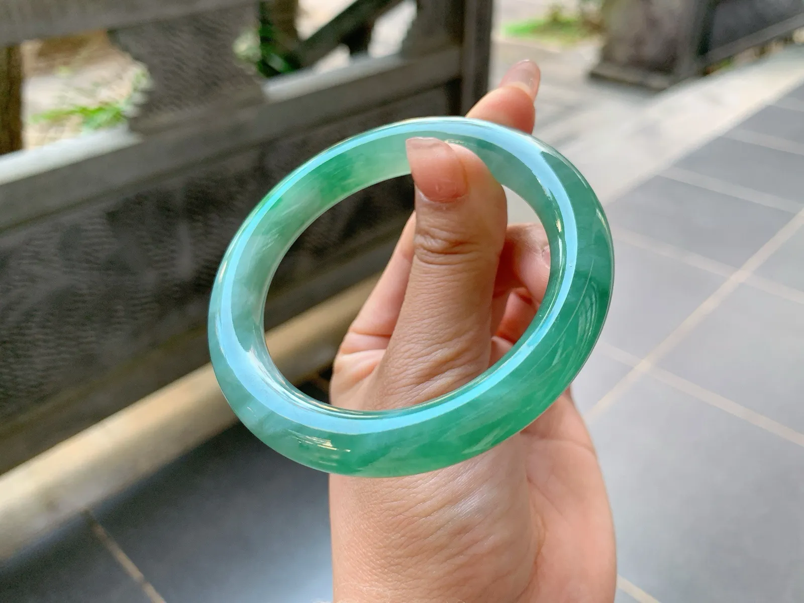 🤍｜55圈口
条粗10.5
绿晴底福镯，飘绿花，水润细腻饱满大气，颜色像绿潭水一样深遂
编号【01-15-01】