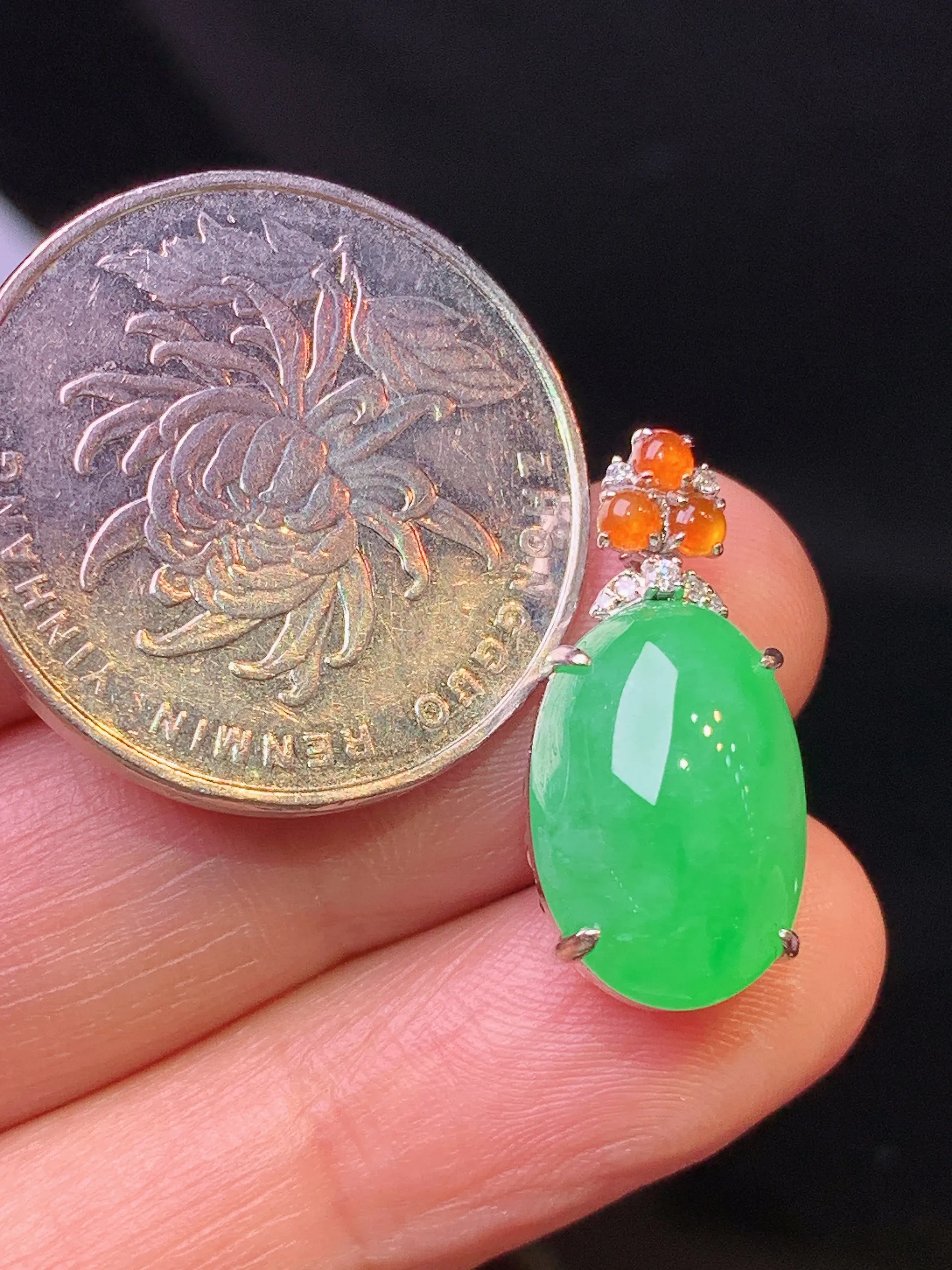 18k金钻镶嵌翠绿蛋面吊坠 玉质细腻 色泽清新艳丽 整体尺寸21.6*10.3*8.5