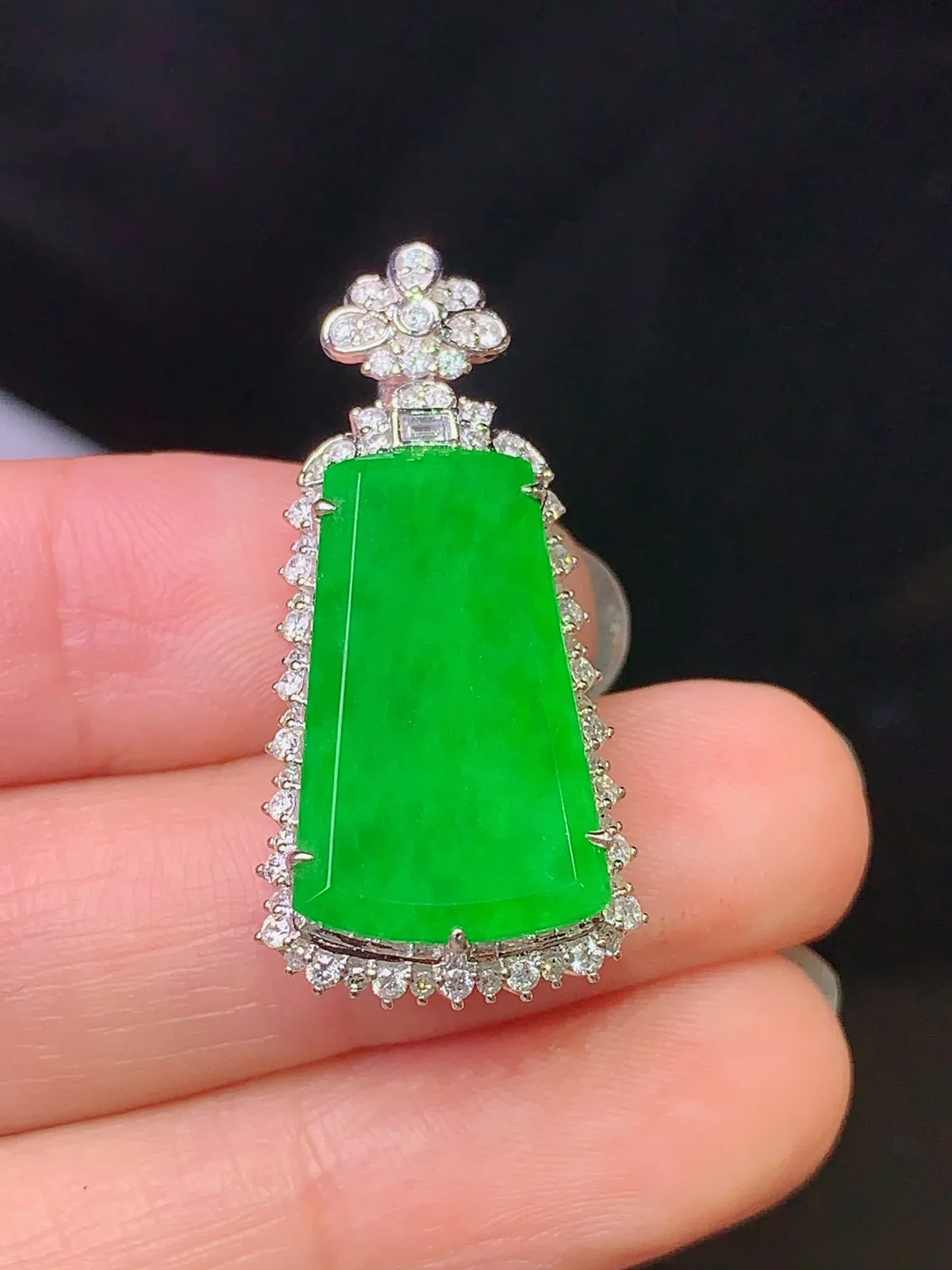 18k金钻镶嵌满绿无事牌吊坠 玉质细腻 色泽艳丽 整体尺寸33*15.3*9.3