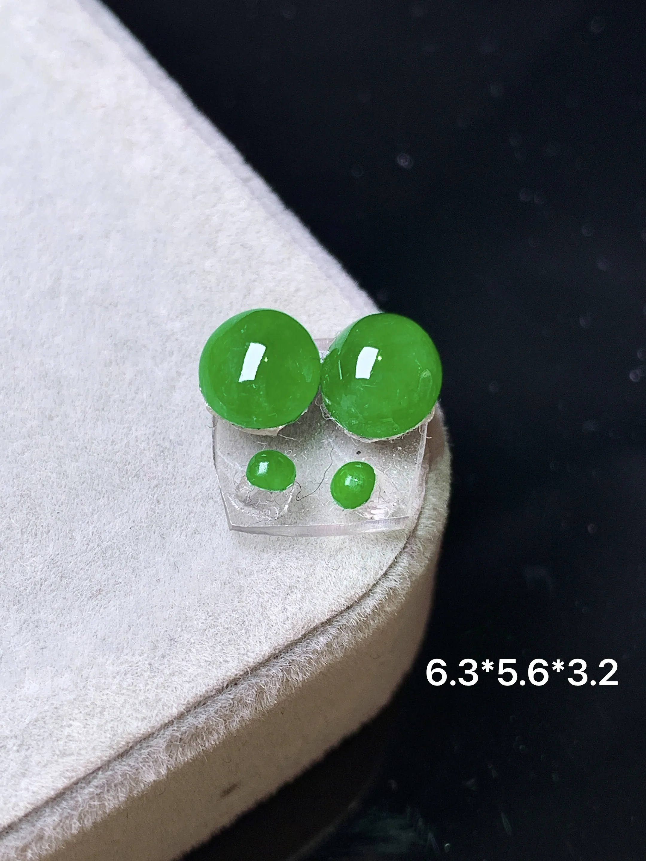 镶嵌款 满绿蛋面一对 玉质细腻 色泽清新艳丽 整体尺寸6.3*5.6*3.2