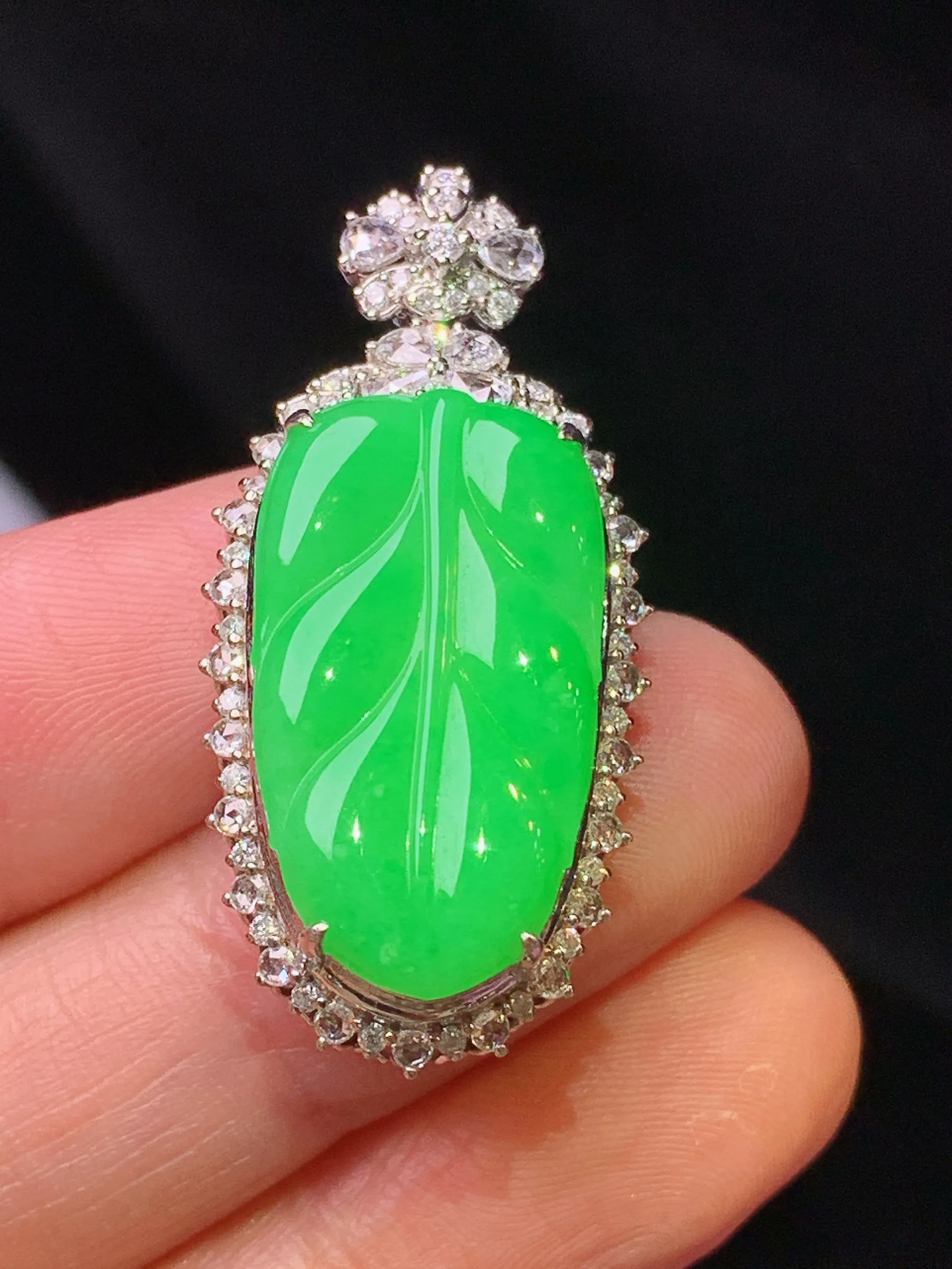 18k金钻镶嵌翠绿树叶吊坠 玉质细腻 色泽清新艳丽 整体尺寸36.5*17*11.2