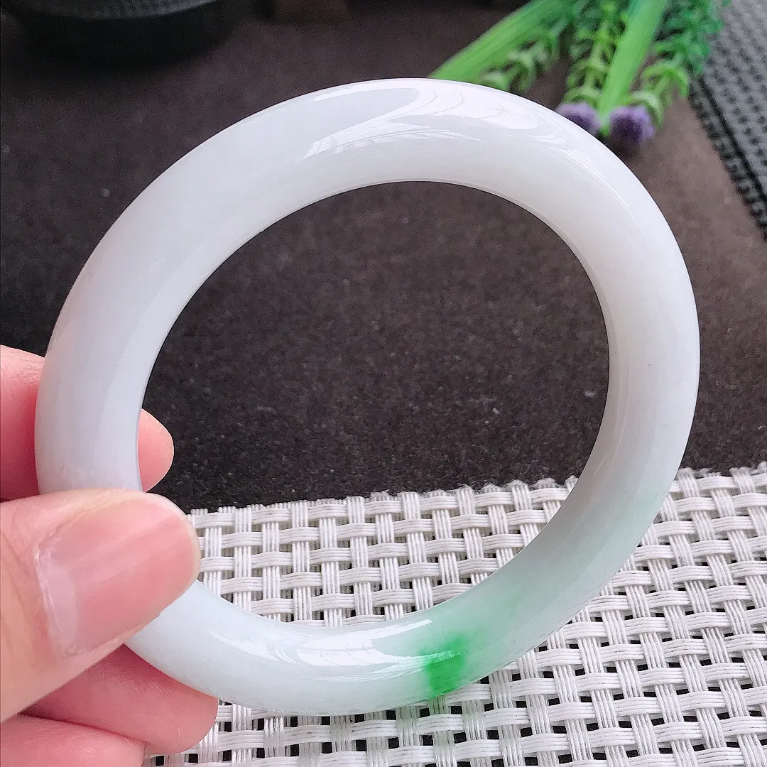 实拍A货翡翠57.5/10.1/10.6老坑精美温润飘阳绿白底青圆条手镯翡翠玉镯女款