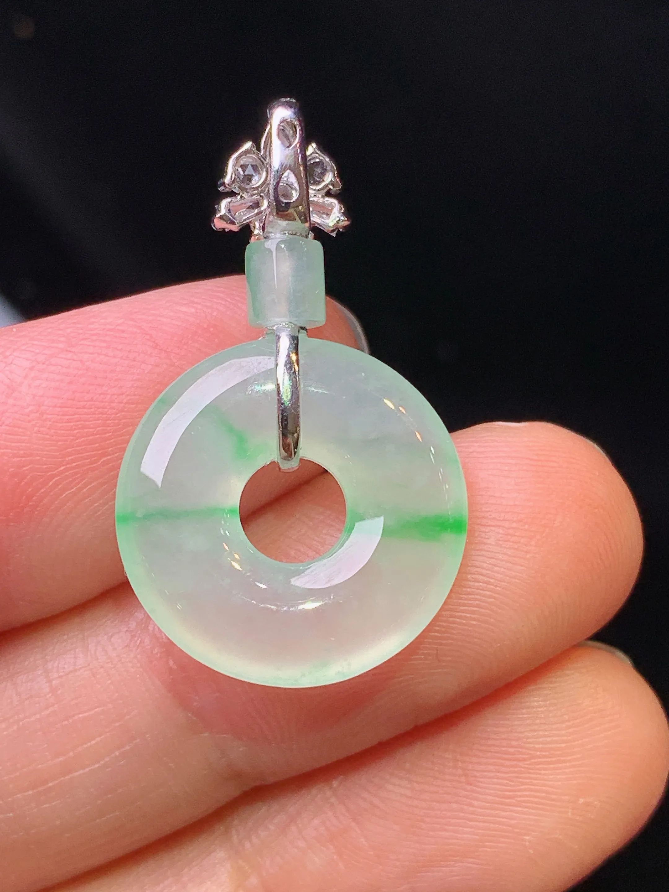 18k金钻镶嵌飘绿平安环吊坠 玉质细腻 色泽清新艳丽 整体尺寸29*17*3.5