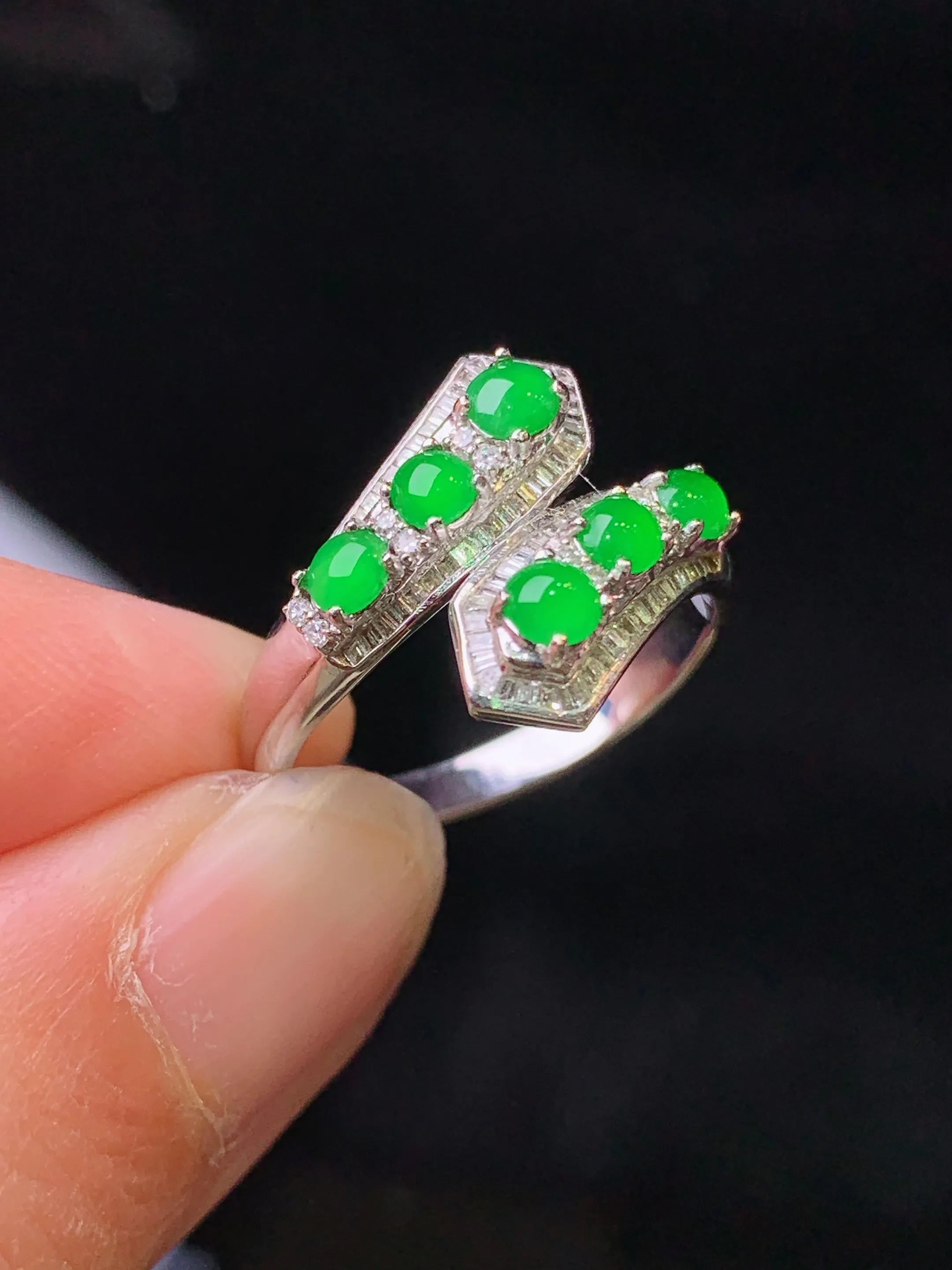 18k金钻镶嵌满绿蛋面组合戒指 玉质细腻 色泽清新艳丽 整体尺寸3*2.5*2