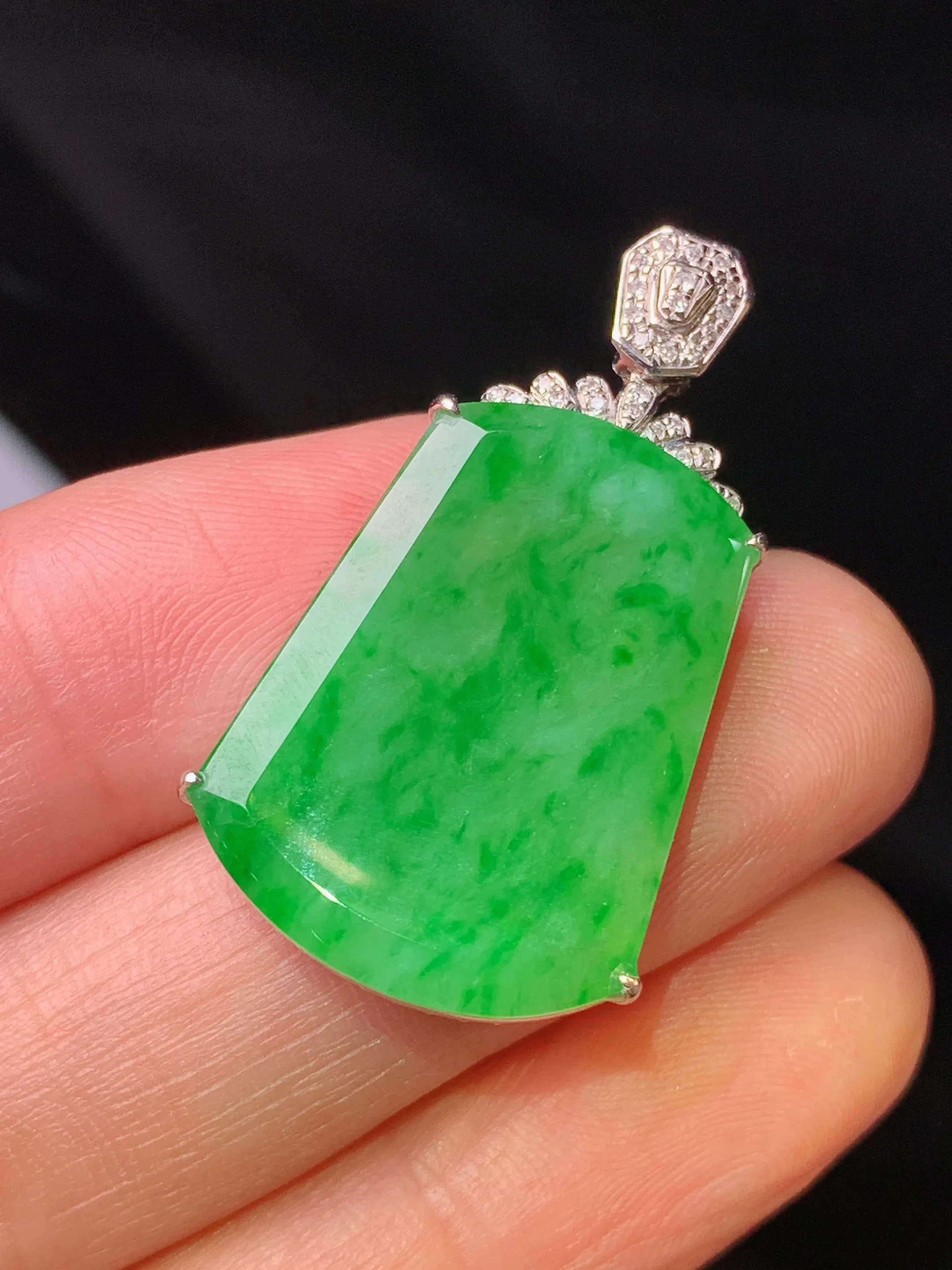 18k金钻镶嵌翠绿无事牌吊坠 玉质细腻 色泽清新艳丽 整体尺寸32.5*17.2*5.5