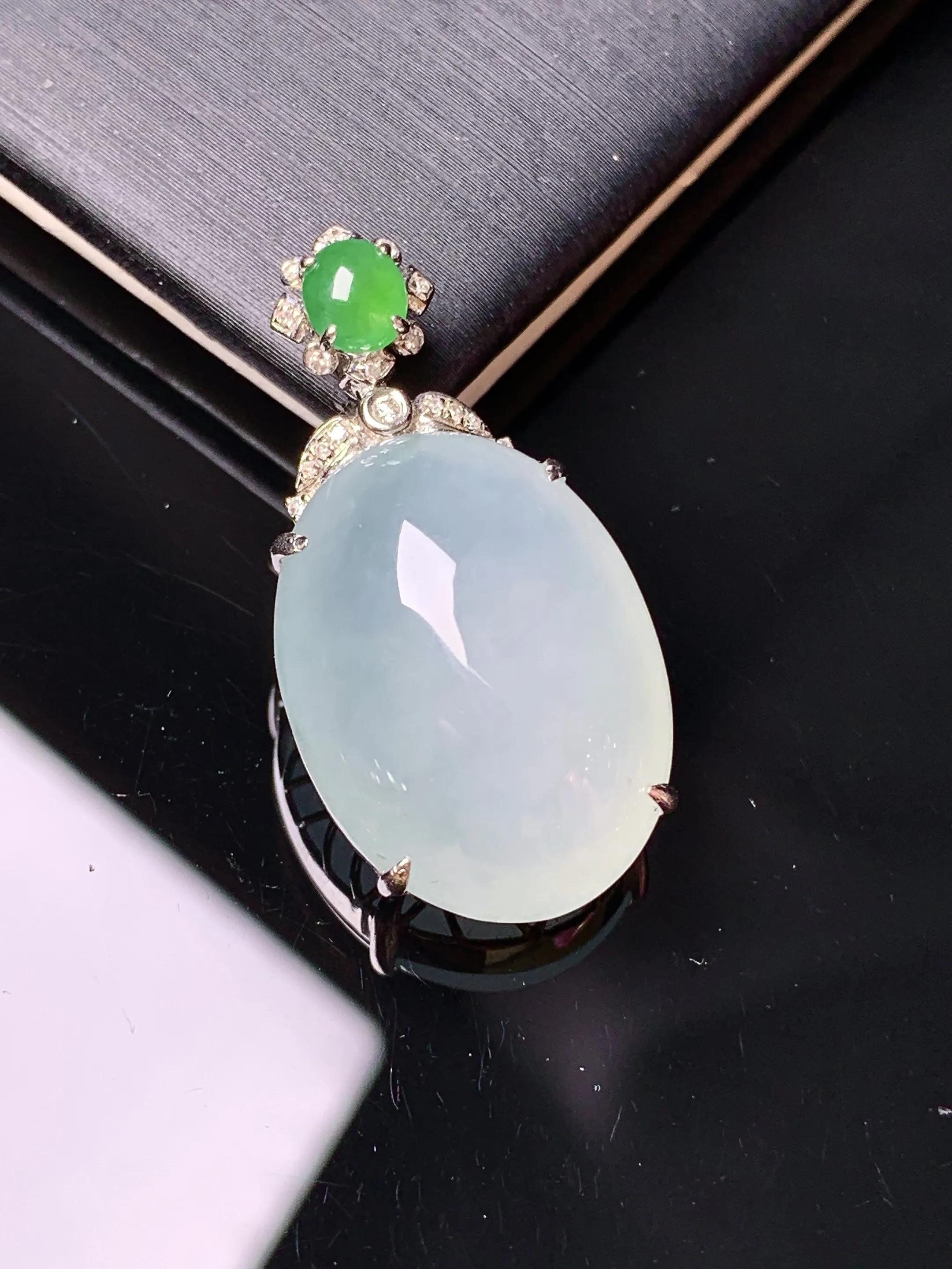 18k金钻镶嵌冰种蛋面吊坠 玉质细腻 色泽清新艳丽 整体尺寸31*15.8*9