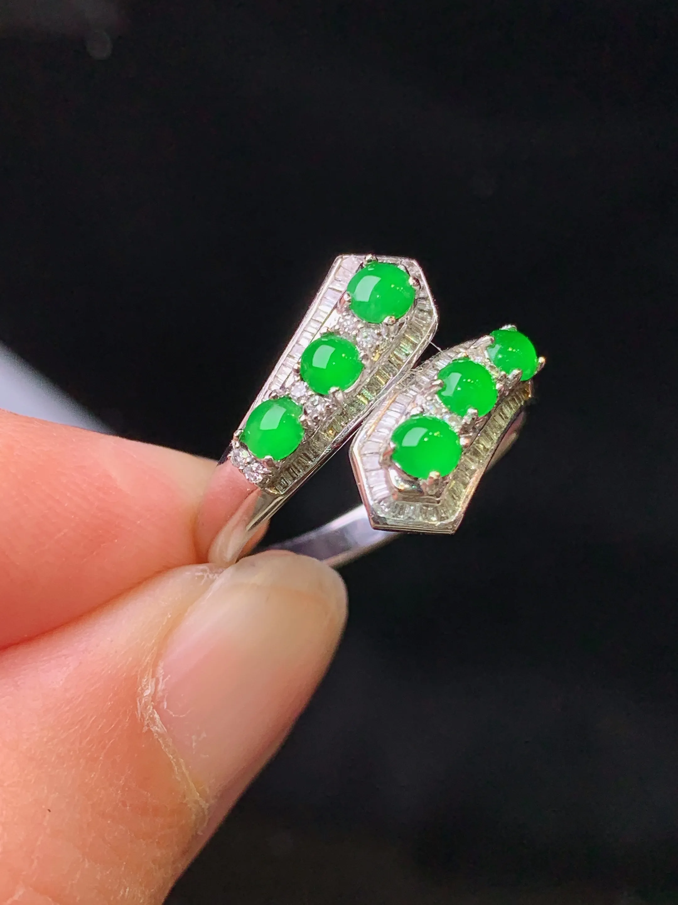 18k金钻镶嵌满绿蛋面组合戒指 玉质细腻 色泽清新艳丽 整体尺寸3*2.5*2