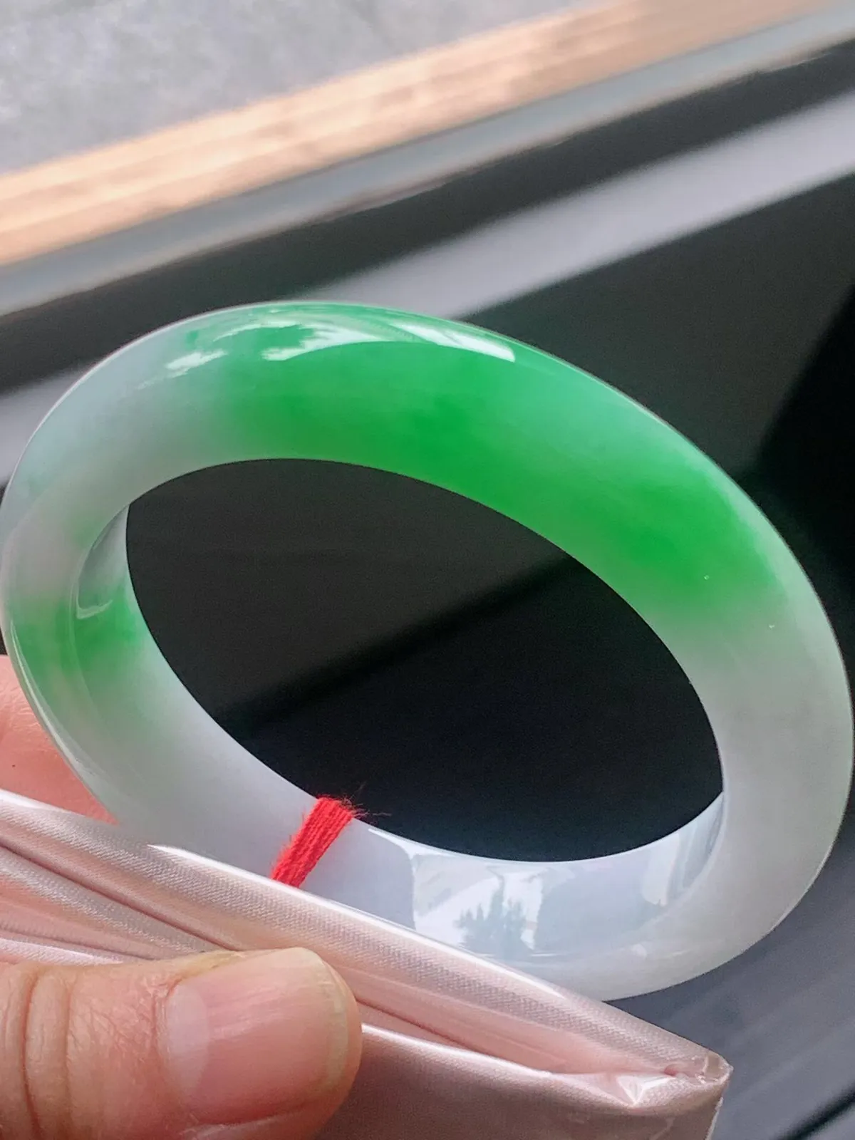 【翡翠名称】老种冰阳绿53正圈口翡翠手镯
【翡翠尺寸】53/11.8/8.9mm适合52-54正圈口佩戴
【翡翠描述】宝贝种老水足，玉质细腻，色泽靓丽，性价比高，佩戴效果好！
【其它赠送】权威证书/精美挂绳盒子/支持全国复检