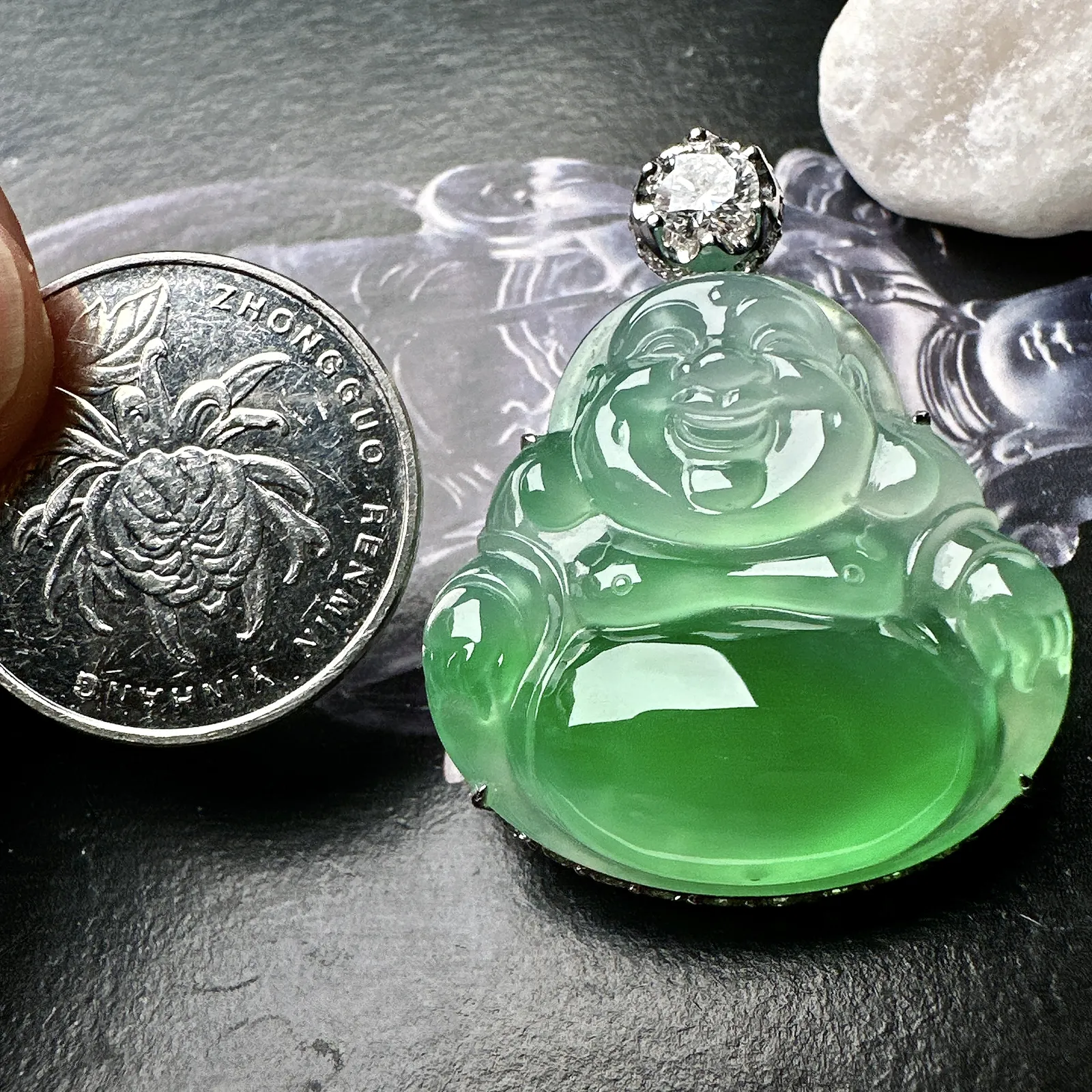 【冰种飘绿佛公吊坠】木那绿老料，肚里藏金，飘阳绿色泽，种地上乘，冰感十足，通透起光，饱满圆润，收藏品质，18k金钻镶嵌，裸石尺寸30.3*29.4*8毫米