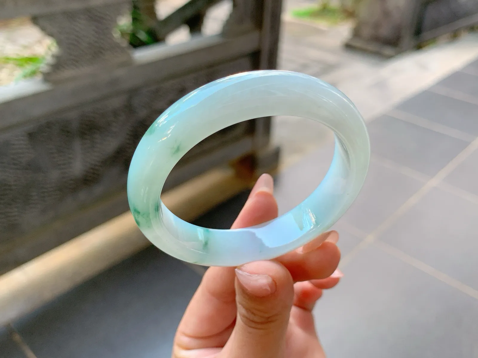 ｜52圈口
冰飘花翡翠手镯，飘绿花，花色清爽大气，灵动飘逸，底妆冰润细腻