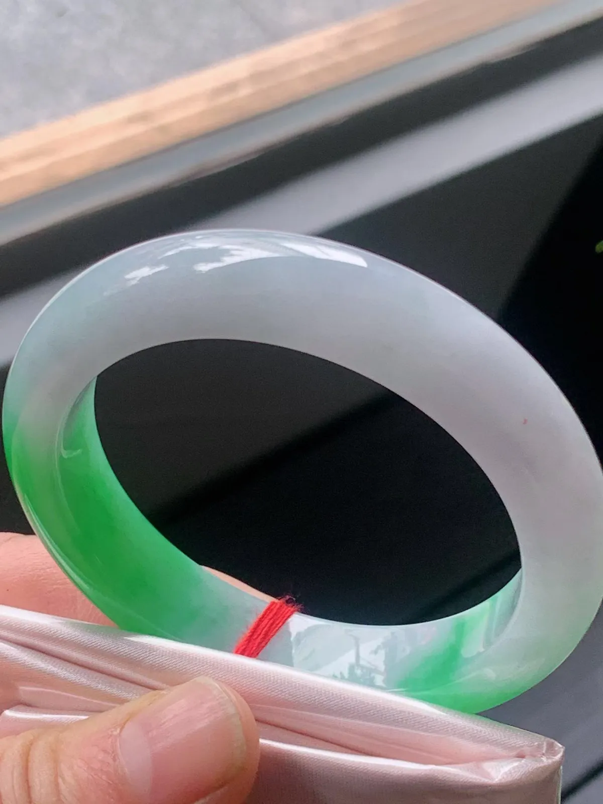 【翡翠名称】老种冰阳绿53正圈口翡翠手镯
【翡翠尺寸】53/11.8/8.9mm适合52-54正圈口佩戴
【翡翠描述】宝贝种老水足，玉质细腻，色泽靓丽，性价比高，佩戴效果好！
【其它赠送】权威证书/精美挂绳盒子/支持全国复检