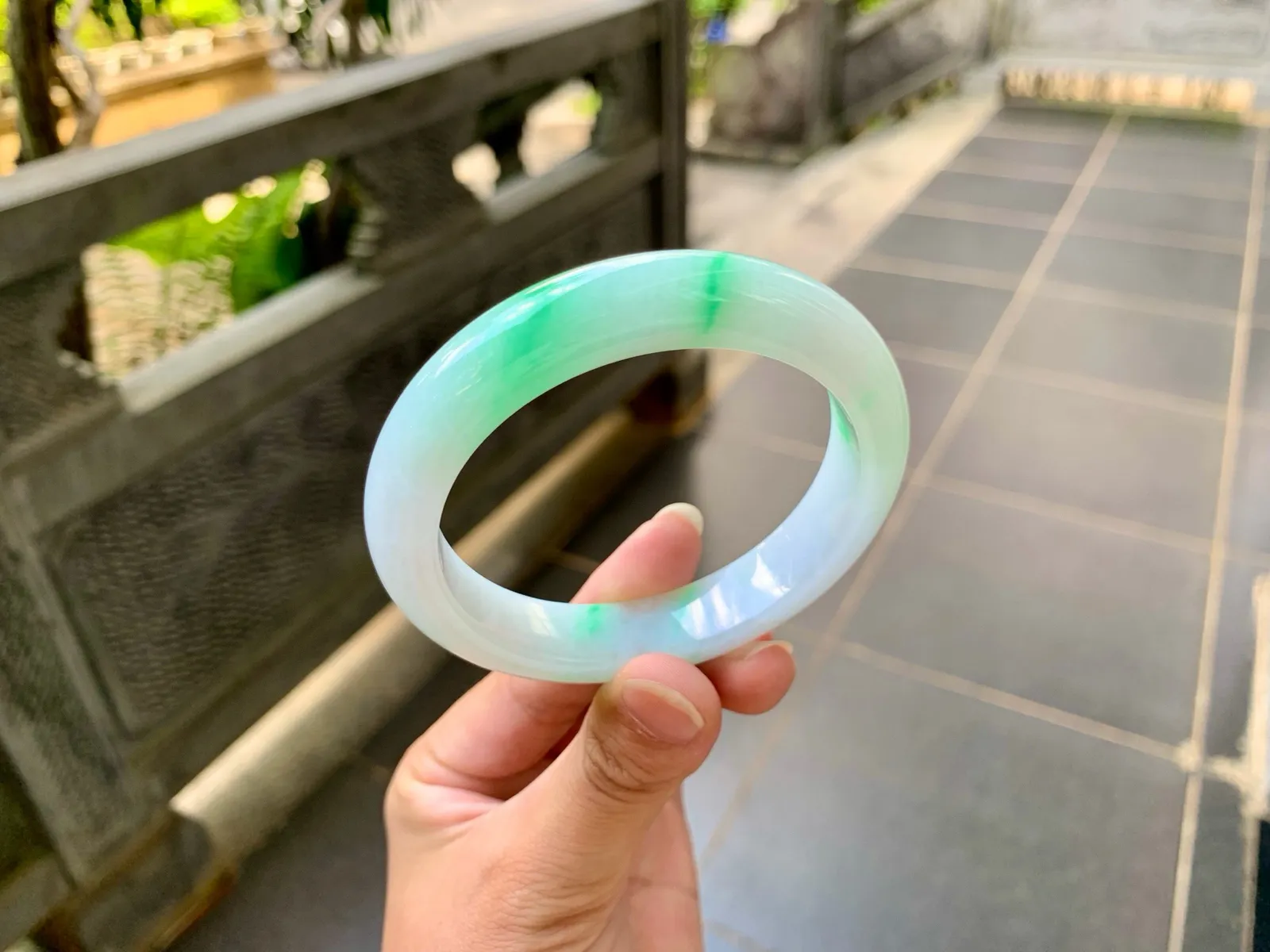 ｜57圈口
白底青，飘阳绿花，鲜艳抢眼，底妆细腻白净，润润的