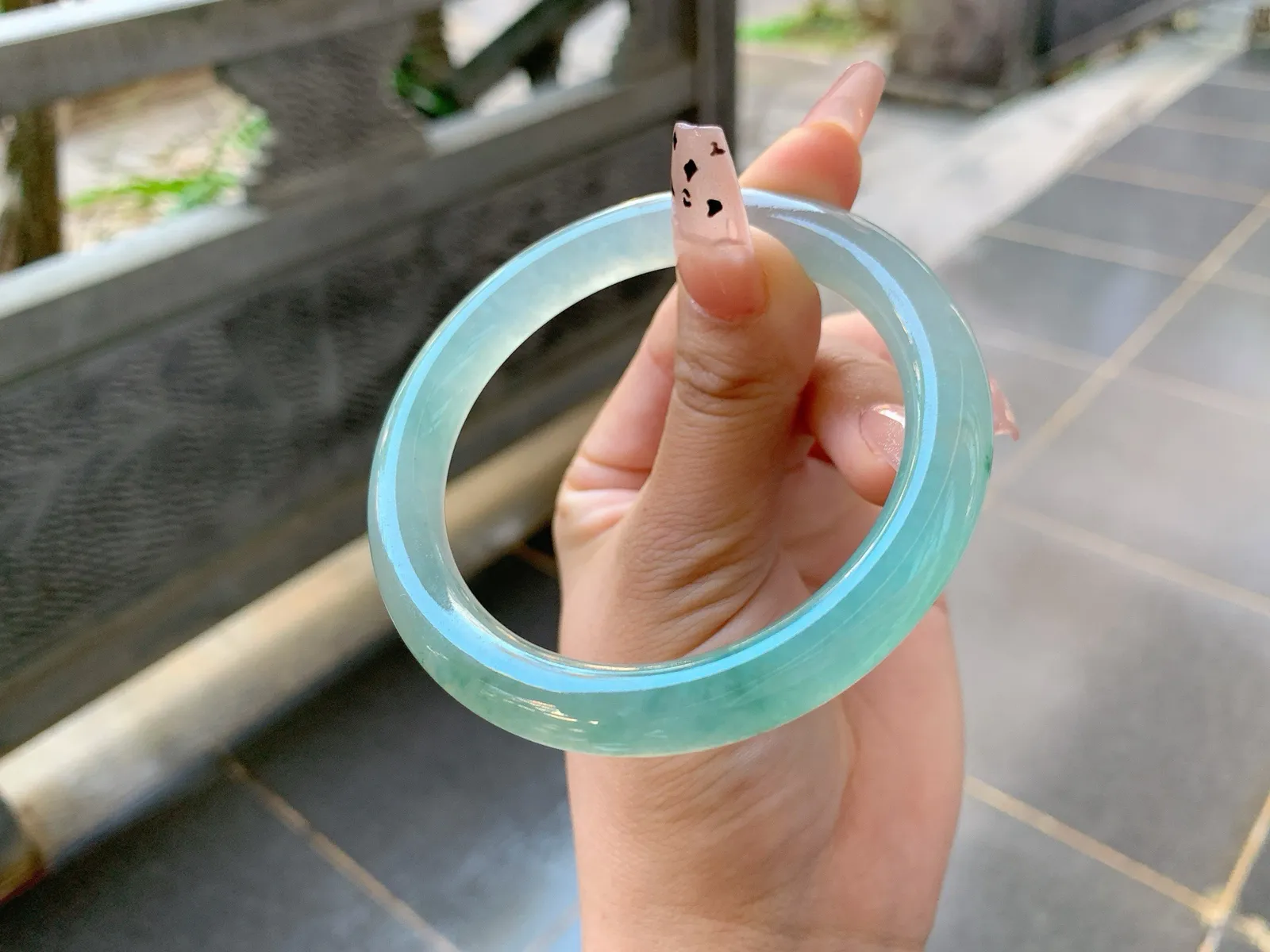 ｜56圈口
条粗:9.3
冰晴半山半水福镯，飘点碎绿花，像湖水一样的清澈透明，水汪汪的