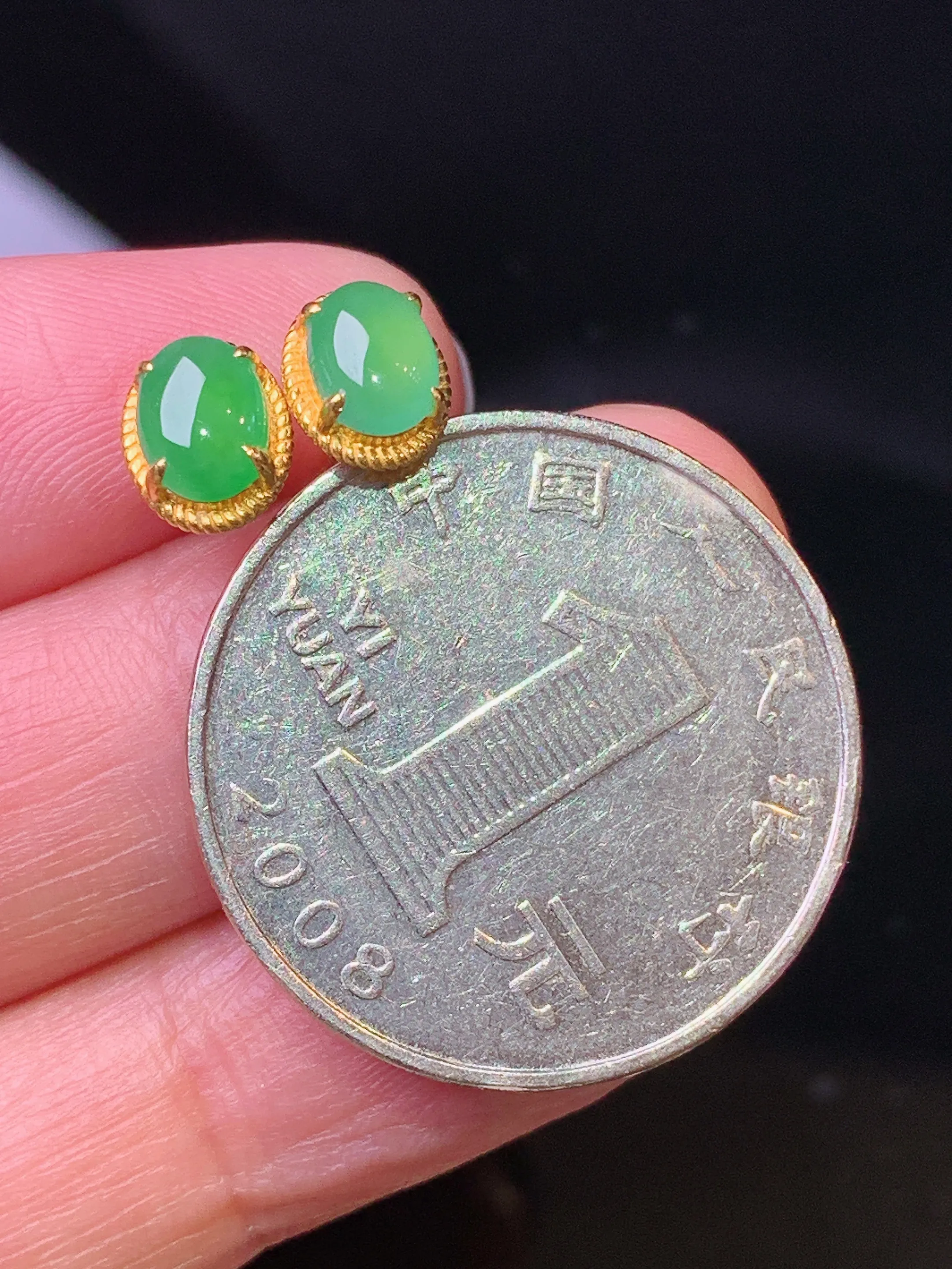 18k金镶嵌翠绿蛋面耳钉 玉质细腻 色泽清新艳丽 整体尺寸7.6*6*3.2