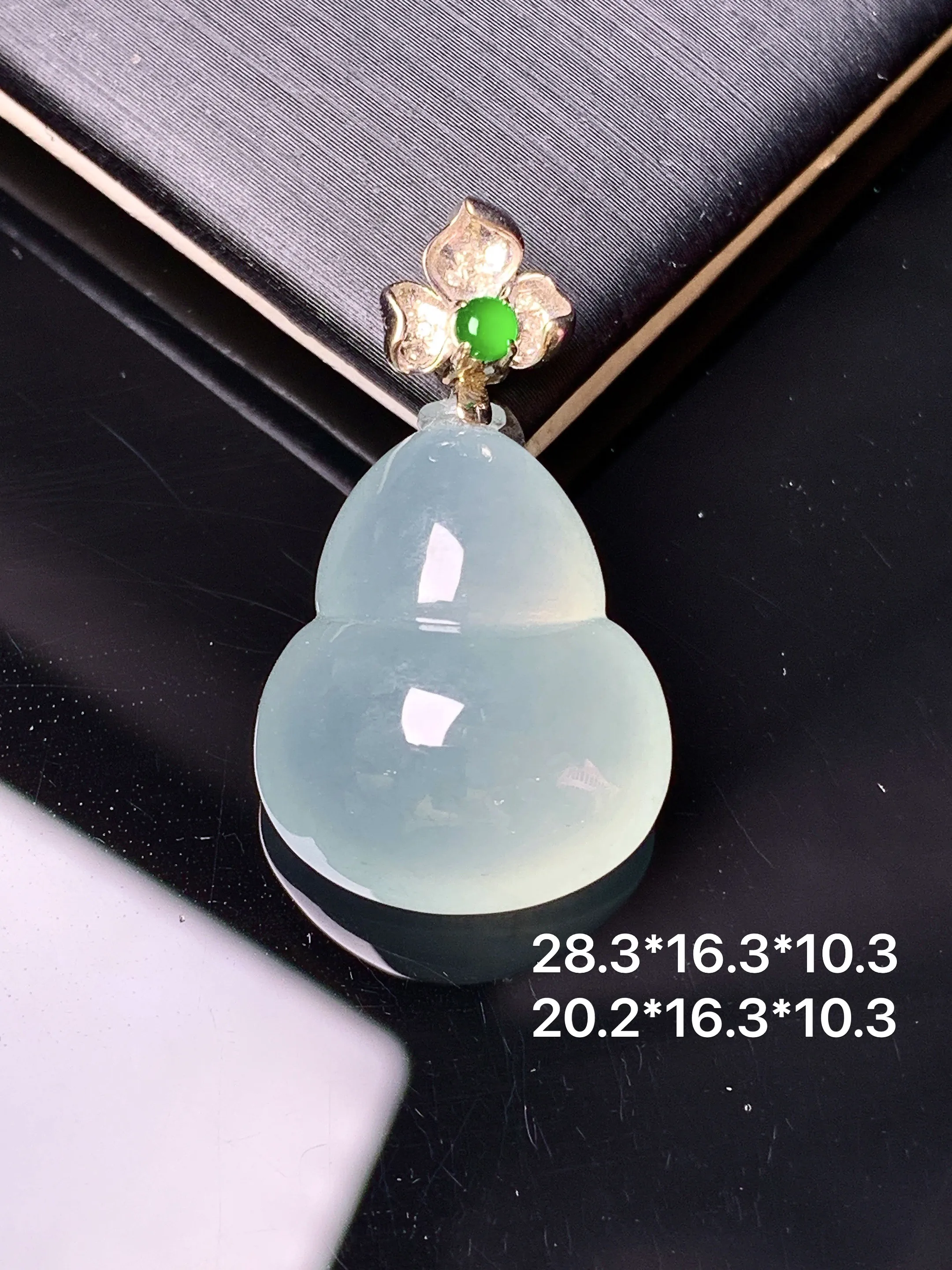 18k金钻镶嵌冰种葫芦吊坠 玉质细腻 色泽清新艳丽 整体尺寸28.3*16.3*10.3
