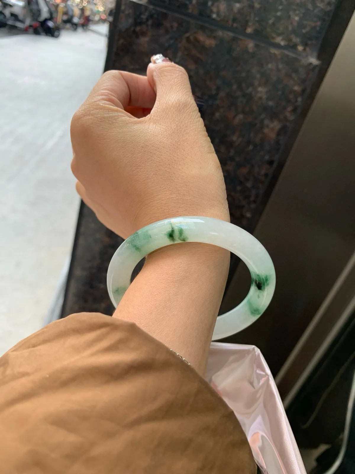 飘绿花圆条
53.2-9.9-10.2底妆细腻，简约却充满灵气，飘绿花点缀，清新如芽，宛若自然的画卷凝结于腕间，静中带动，韵味悠长