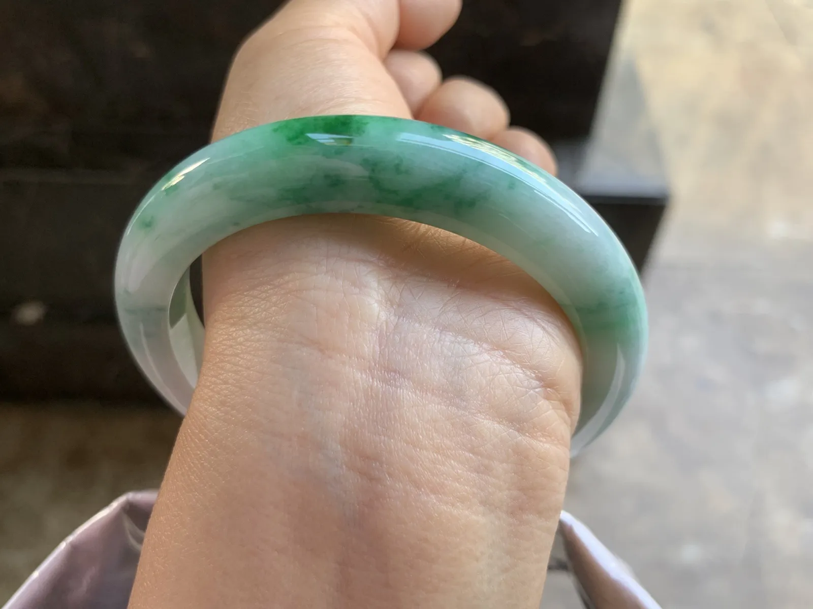 61.5-12-9.5mm
白底色花大圈口手镯 底子细腻 超大圈口