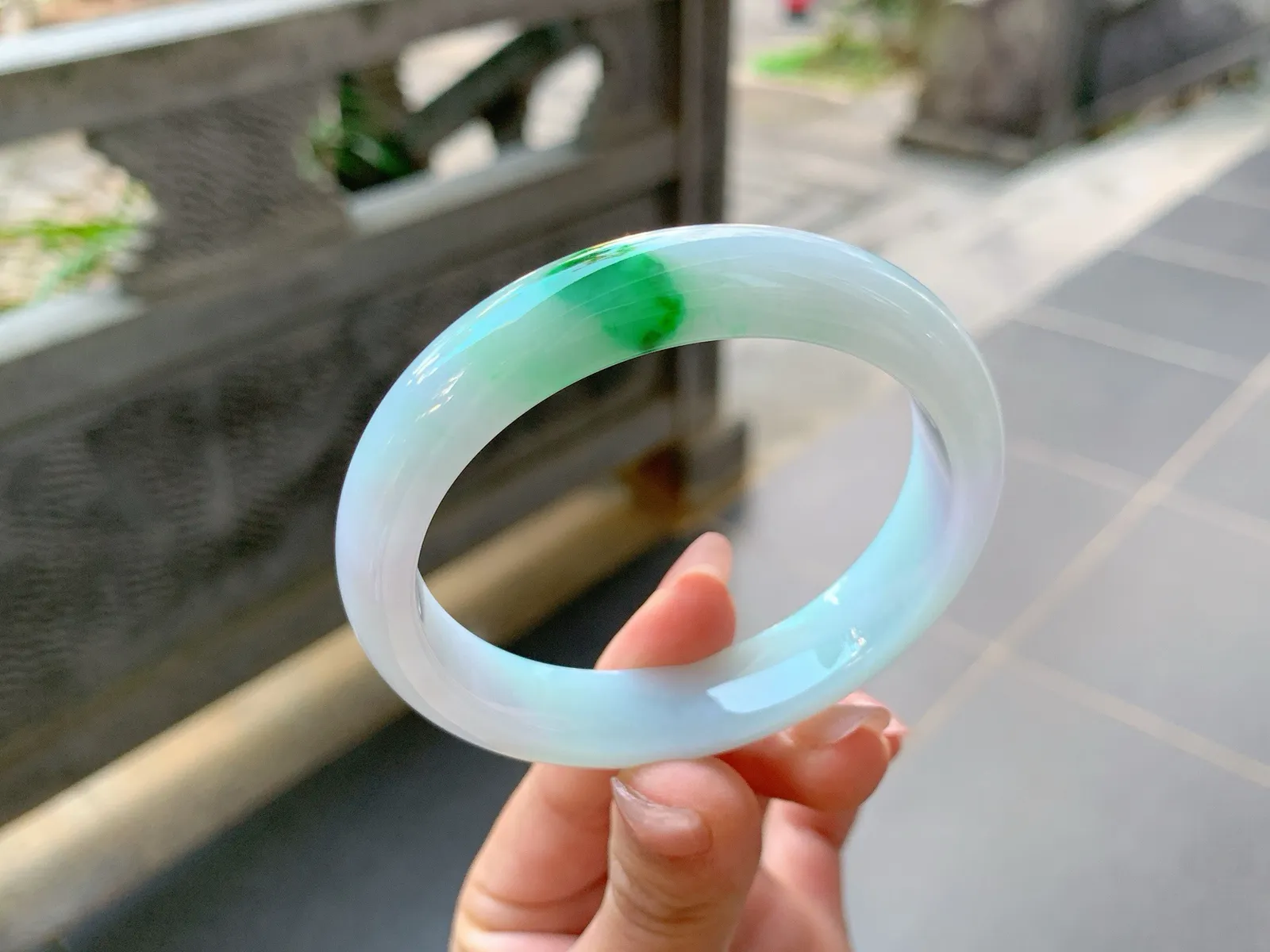 ｜56圈口
白底青，底妆白净透亮，辣绿色抢眼大气，贵气十足，