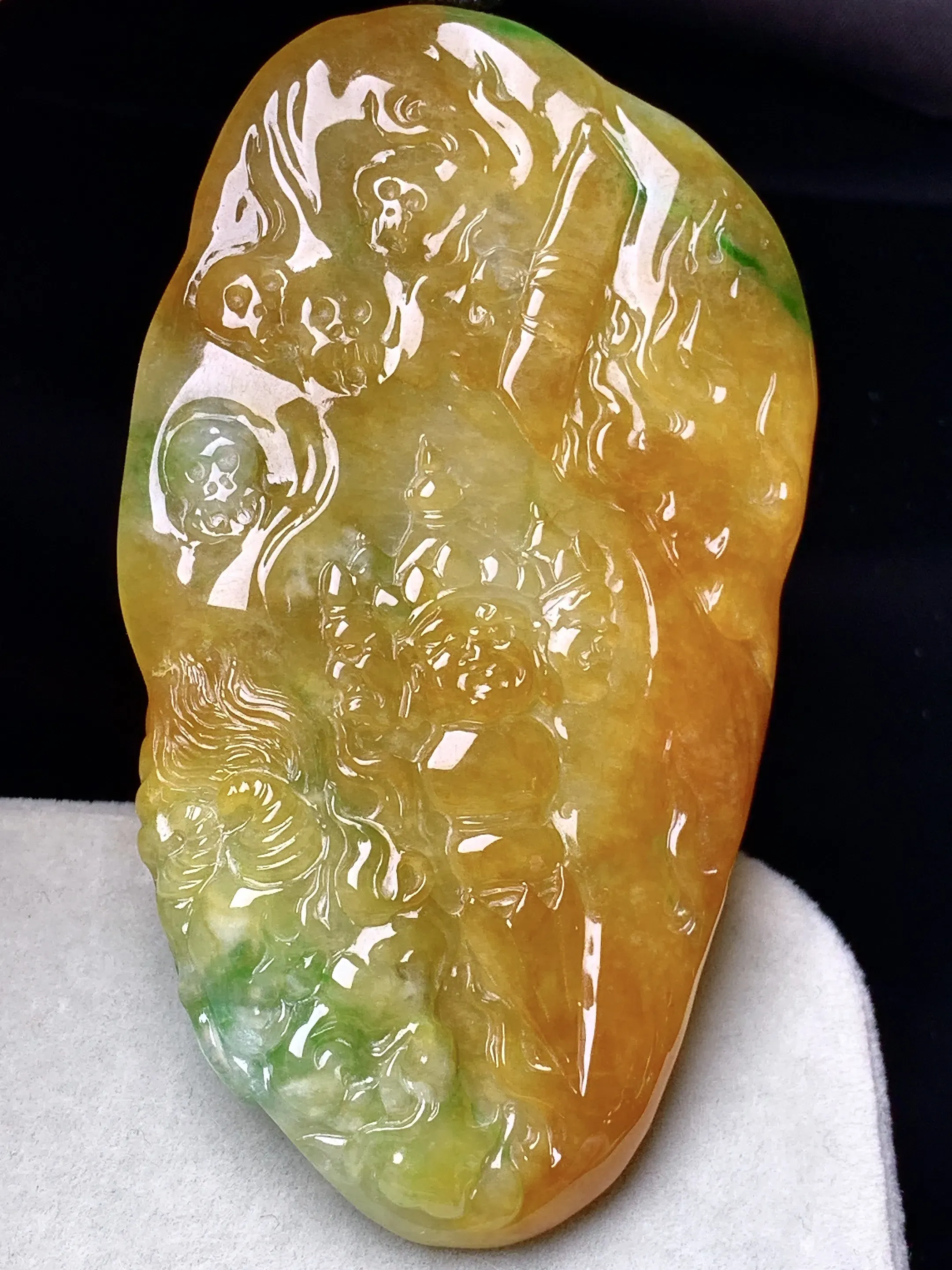 飘黄绿翡不动明王吊坠 玉质细腻 色泽清新艳丽 整体尺寸71.2*39.8*9.6