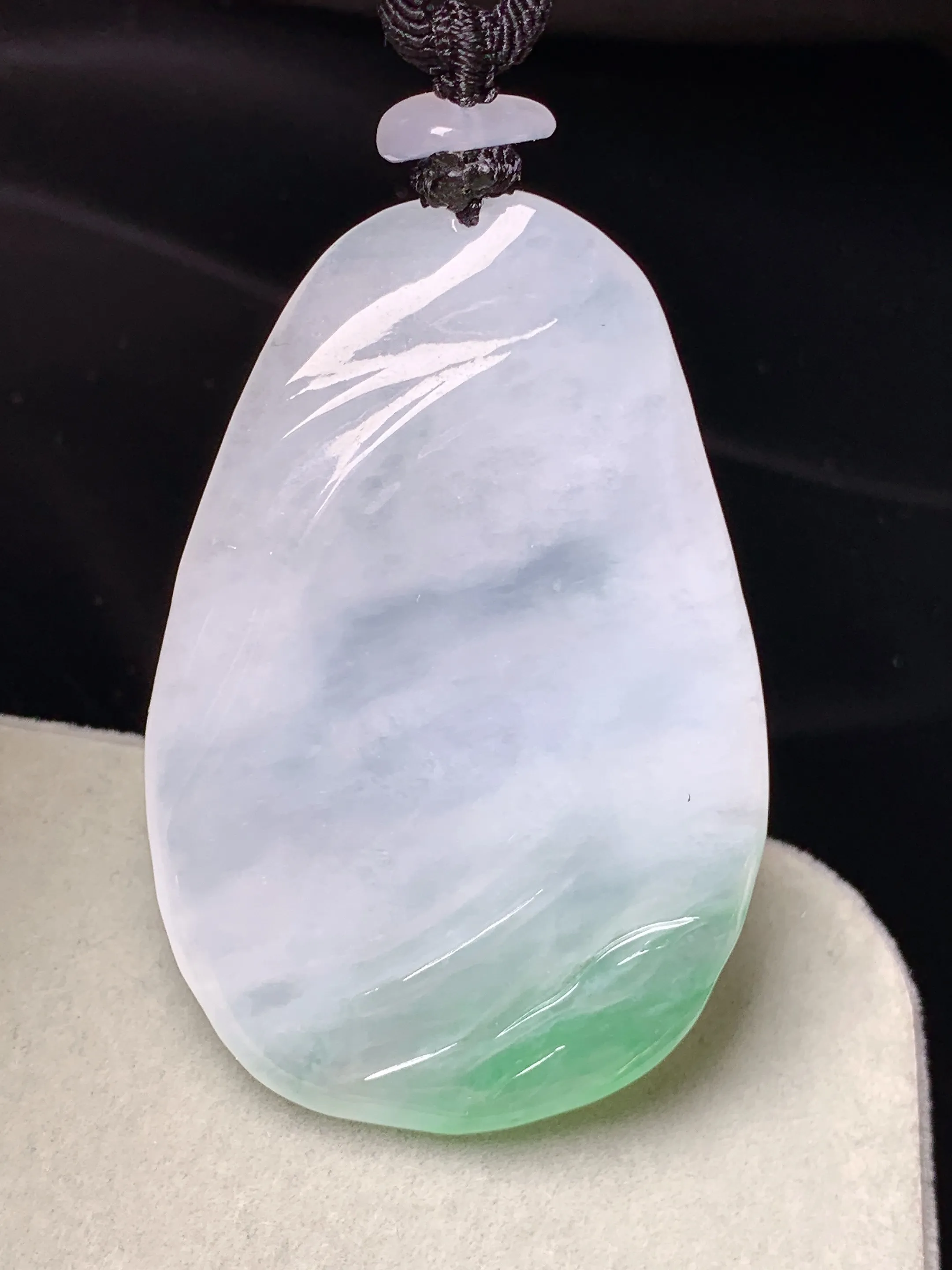 飘绿悟道牌吊坠 玉质细腻 色泽清新艳丽 整体尺寸51.6*34.8*4.6