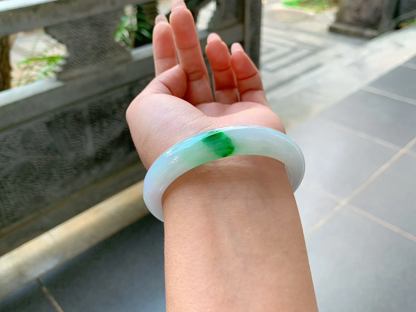 ｜56圈口
白底青，底妆白净透亮，辣绿色抢眼大气，贵气十足，