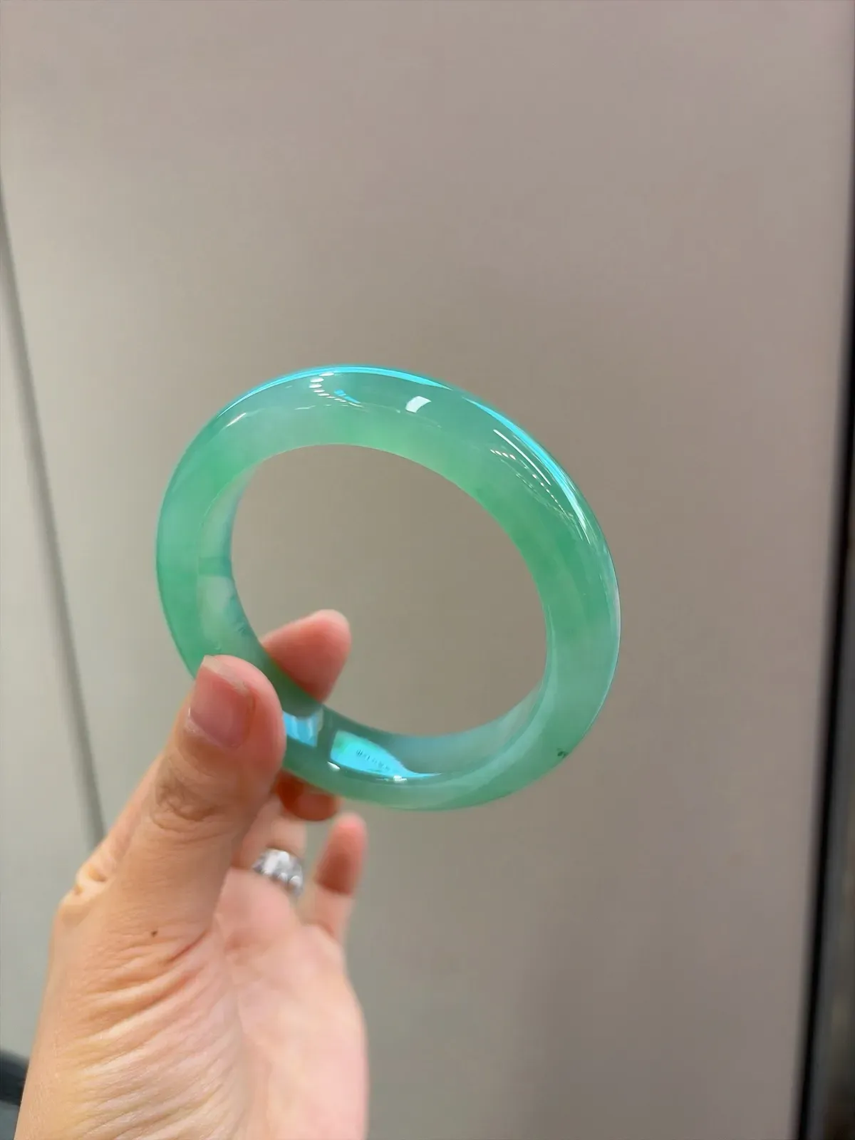 ｜56圈口
【冰甜绿】
“甜绿漾水润，底色藏温柔”
——甜过初恋的一抹翠，上手显白超吸睛
规格【56.2/13/9.9】