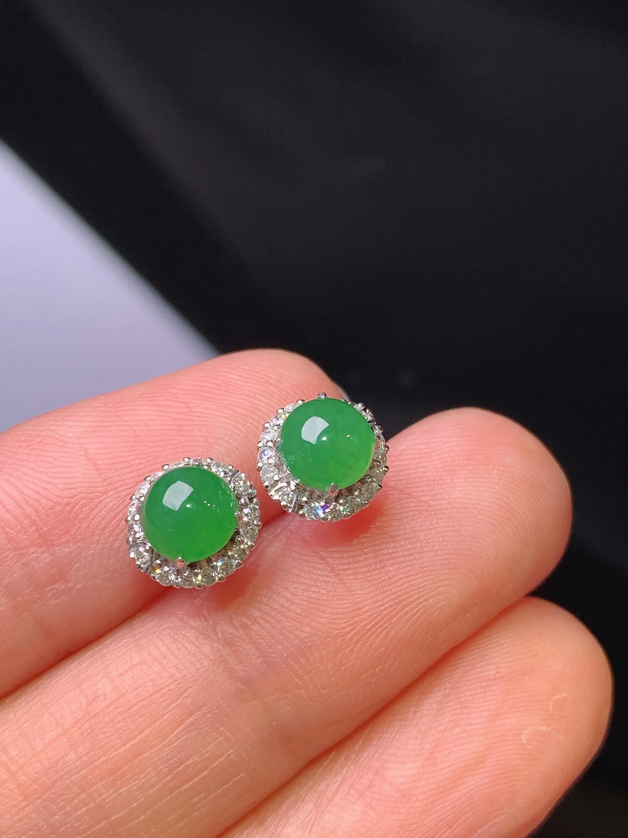 18k金钻镶嵌满绿蛋面耳钉 玉质细腻 色泽清新艳丽 整体尺寸8*7.5*5.3