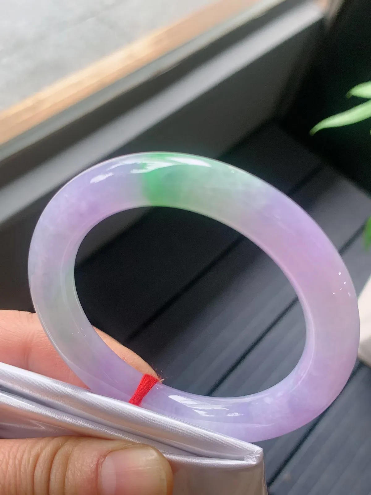 【翡翠名称】老种冰紫飘绿52圈口圆条手镯
【翡翠尺寸】52/10/9.7mm适合52-54正圈口佩戴
【翡翠描述】宝贝种老水足，玉质细腻，色泽靓丽，性价比高，佩戴效果好！
【其它赠送】权威证书/精美挂绳盒子/支持全国复检