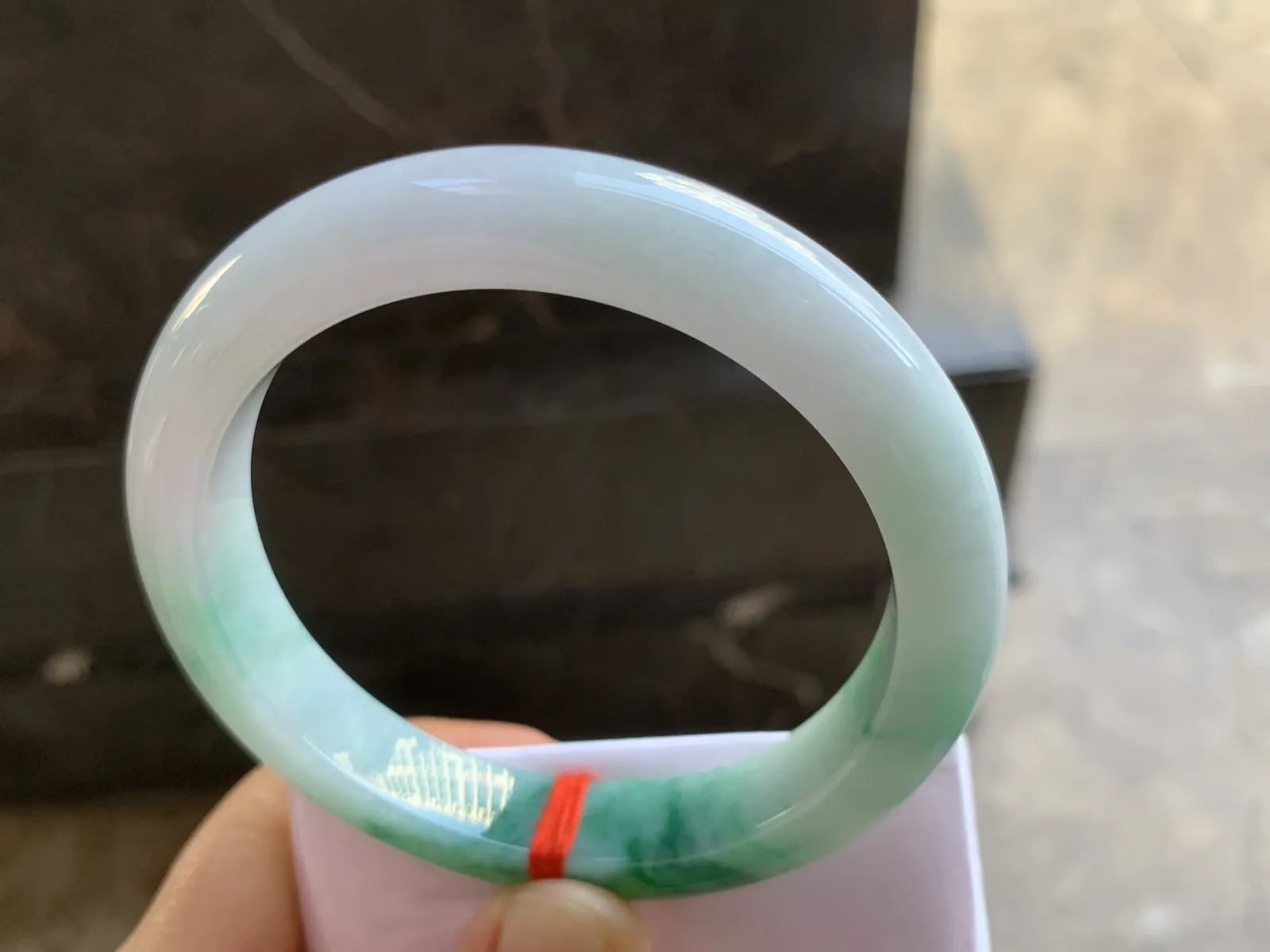 61.5-12-9.5mm
白底色花大圈口手镯 底子细腻 超大圈口