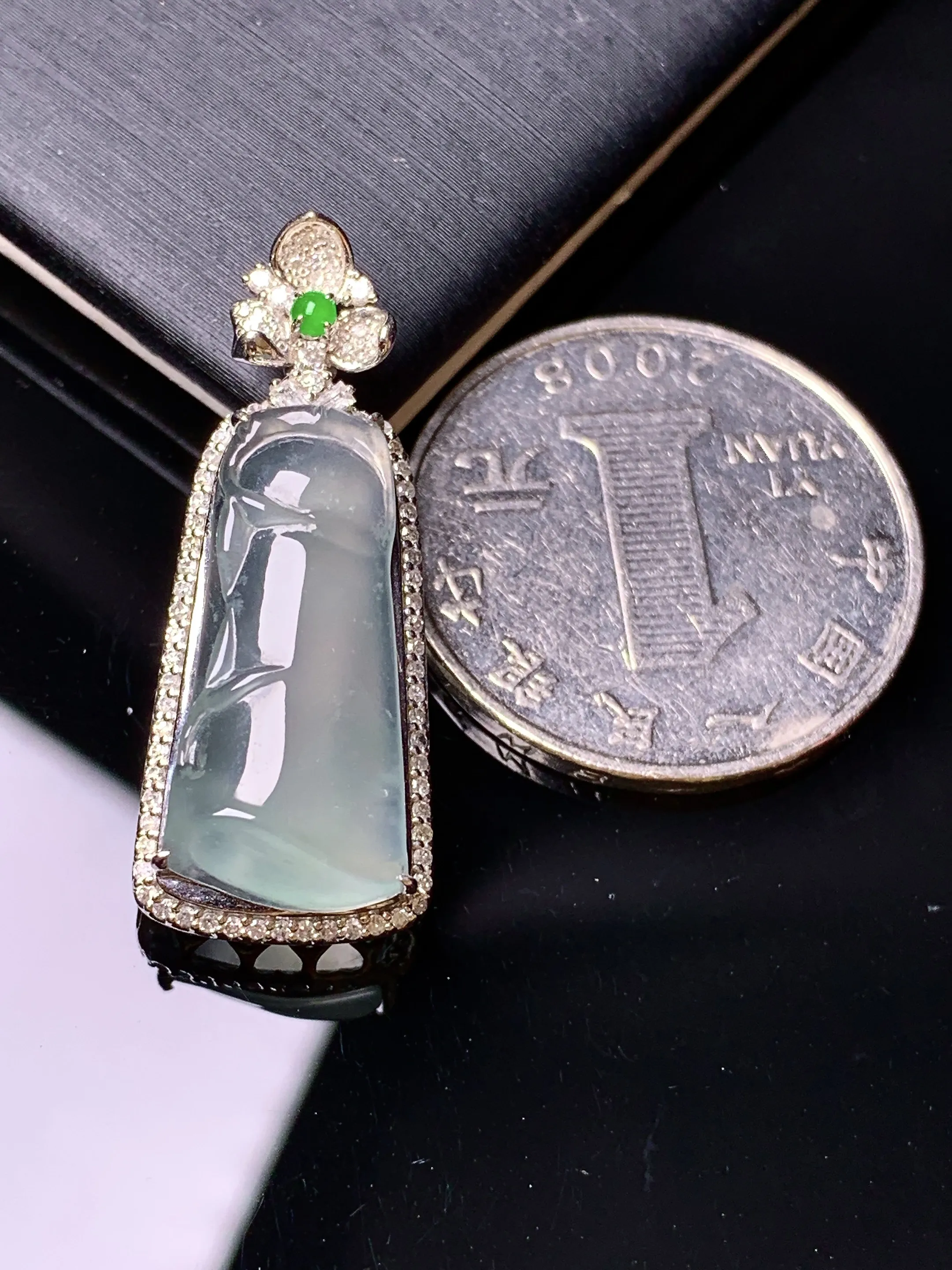 18k金钻镶嵌冰种竹节吊坠 玉质细腻 色泽清新艳丽 整体尺寸31.3*12.5*9.5