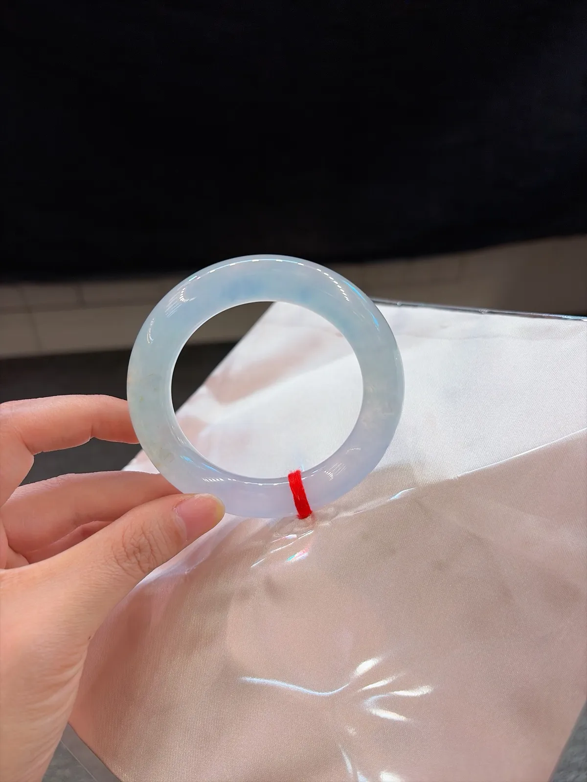 🪻｜54圈口
冰福镯上新
白净水润 隐现淡淡春底
种老起光超冰透
局部洒金添韵味
版型绝绝子~🥳
规格【54.2/11.8】