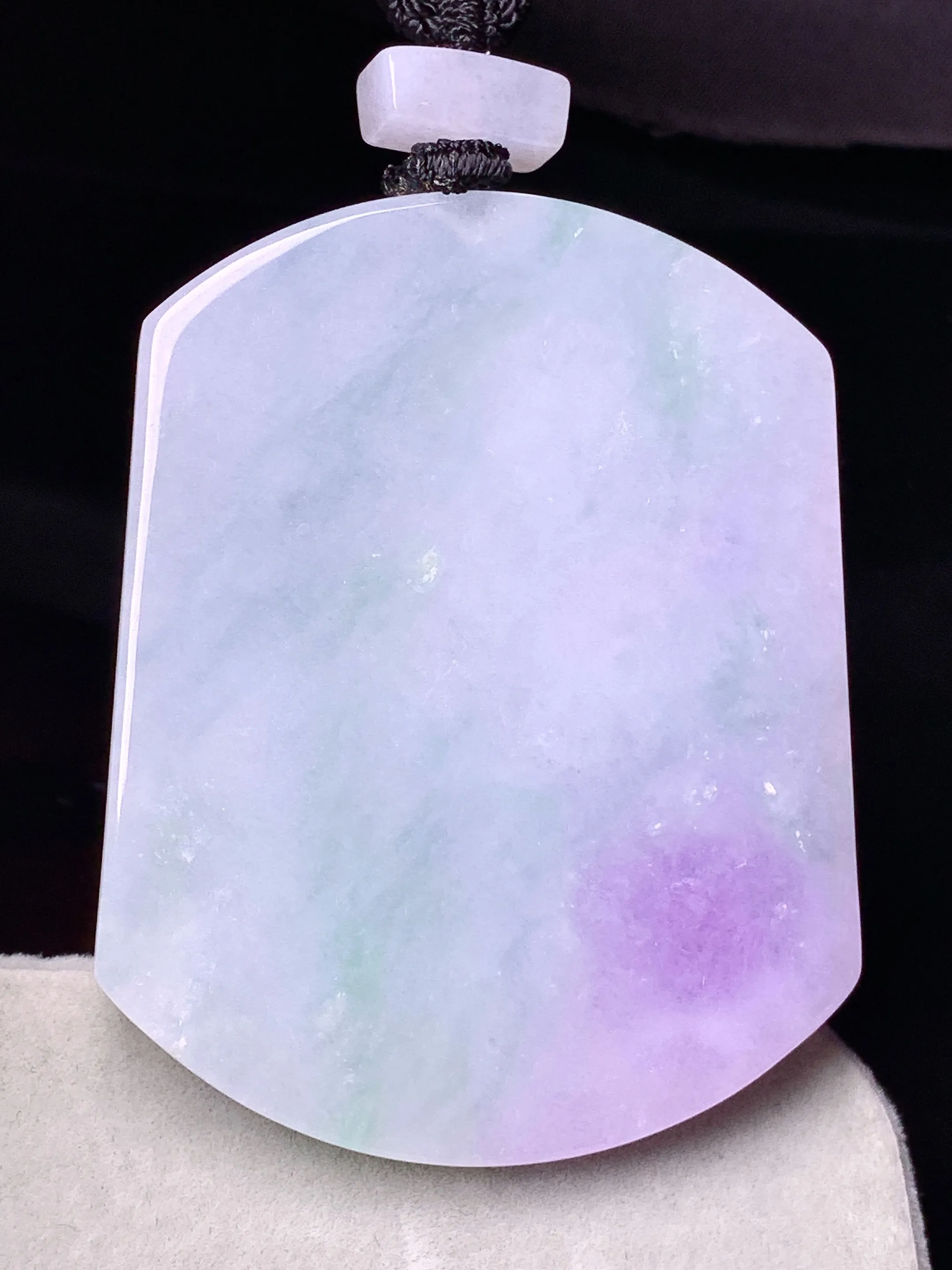 飘绿无事牌吊坠 玉质细腻 色泽清新艳丽 整体尺寸53.5*42*5.5