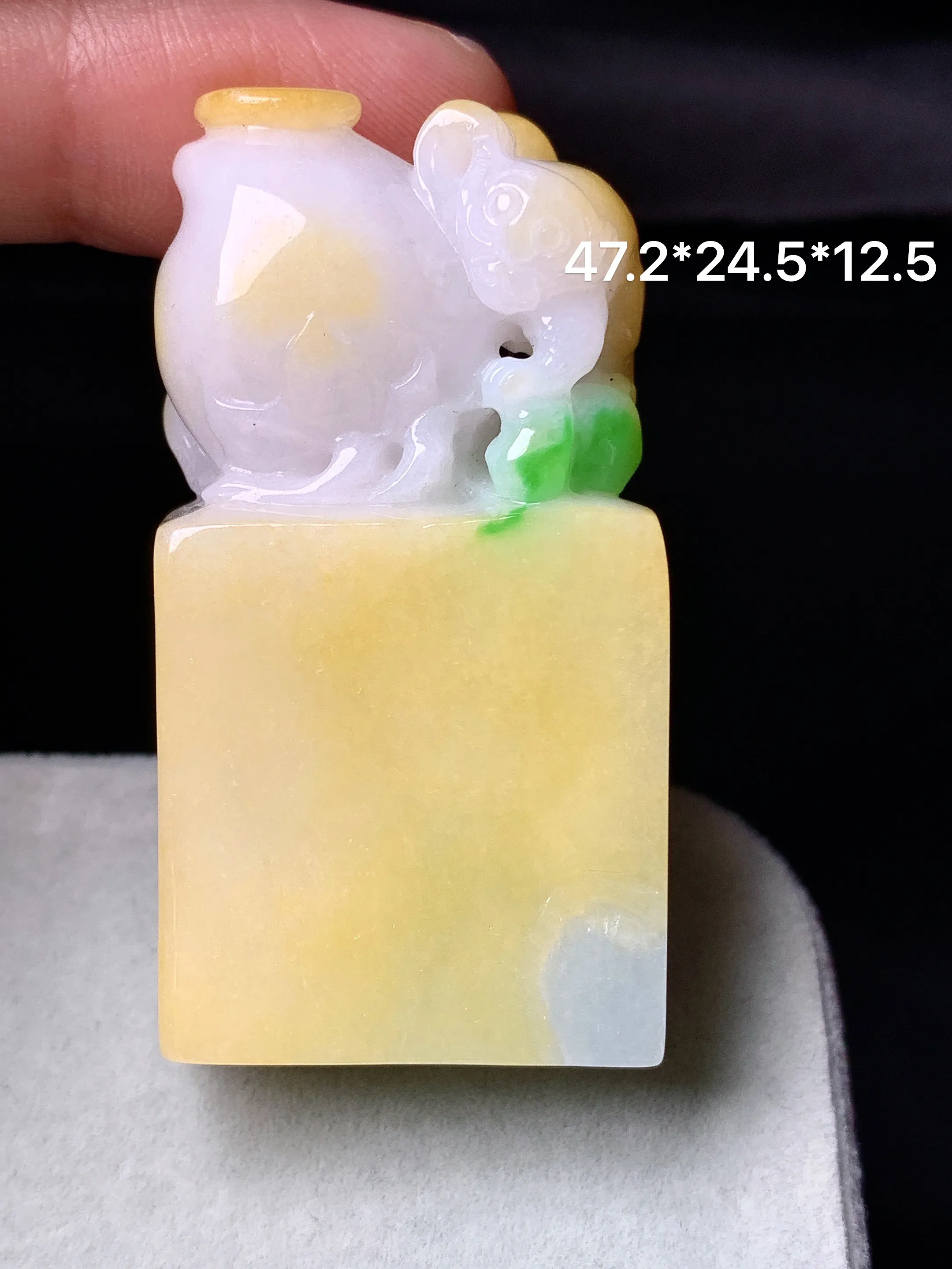 黄翡灵猴献寿印章吊坠 玉质细腻 色泽清新艳丽 整体尺寸47.2*24.5*12.5