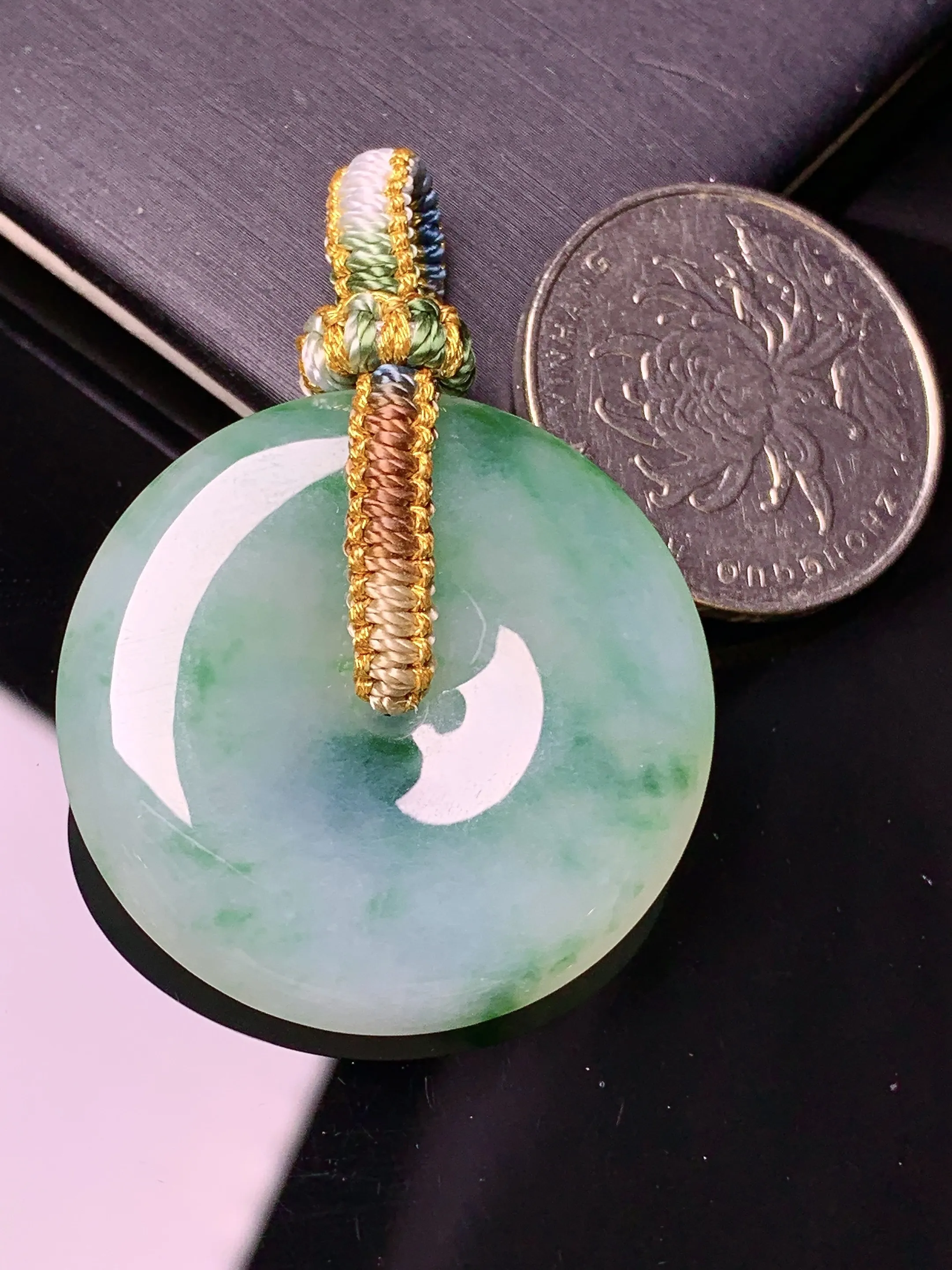 飘绿平安扣吊坠 玉质细腻 色泽清新艳丽 整体尺寸33.2*5.6