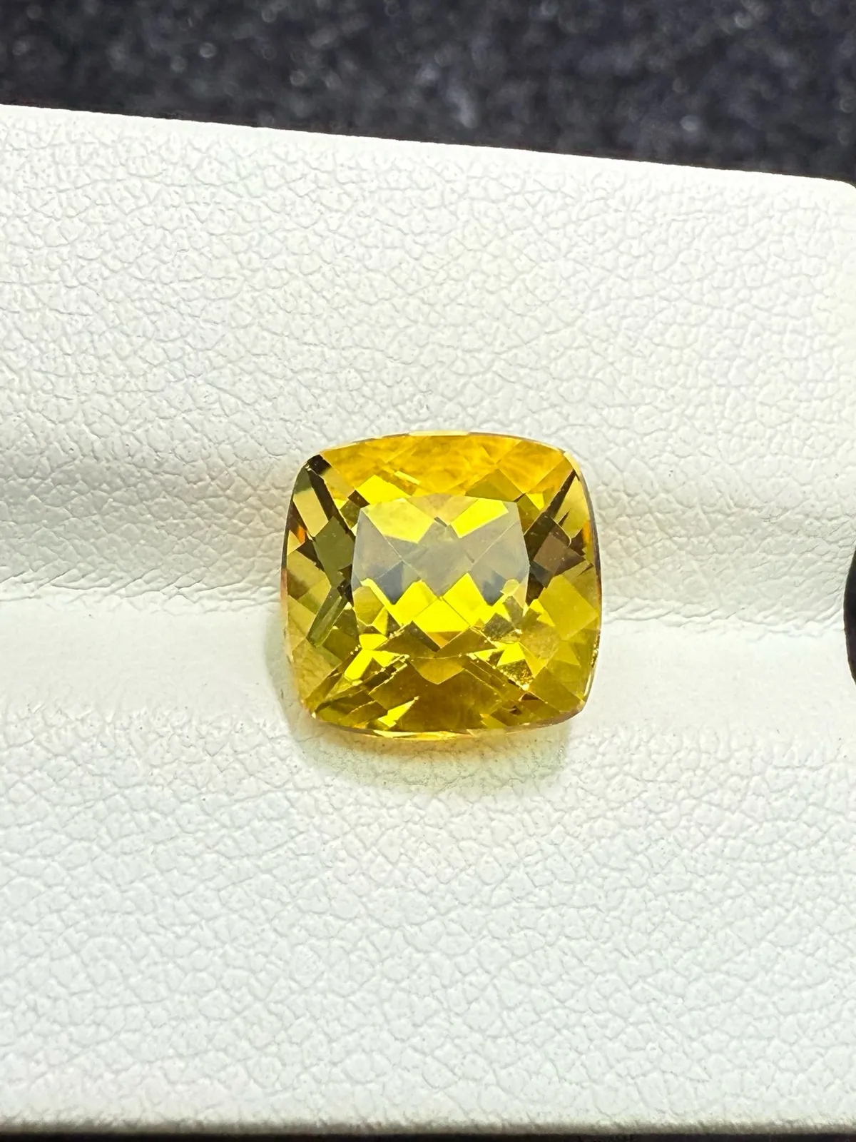 【高端珠宝】天然极美绿柱石裸石
重量: 3.81ct  规格: 9.2*9.5*7.2毫米
精湛切工，满身火彩
台面大，实物更美，可以代镶嵌设计。