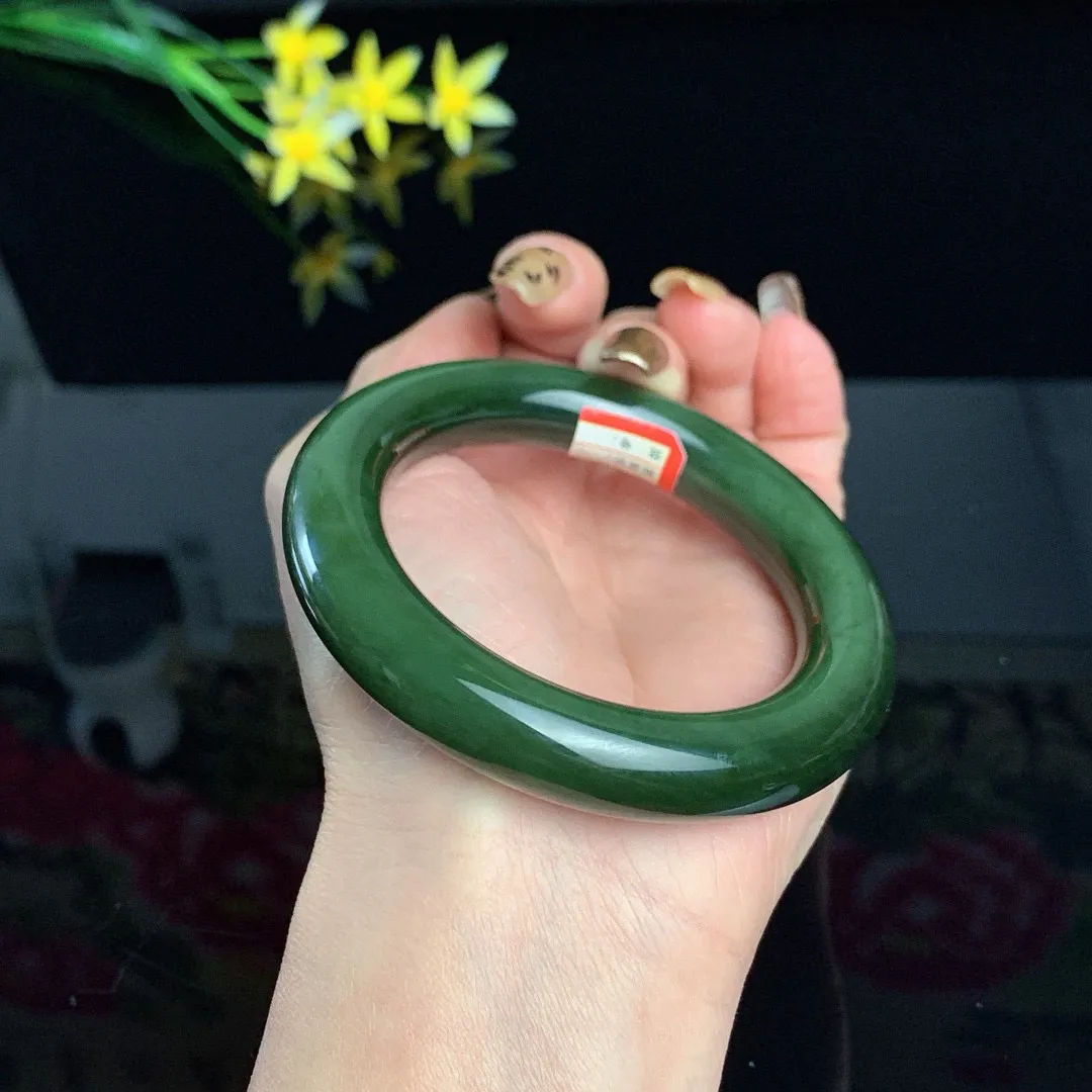 和田玉55圈口菠菜绿肥圆条碧玉手镯！玉质细腻油润 底色纯净 无裂无杂 脂粉好，品质高