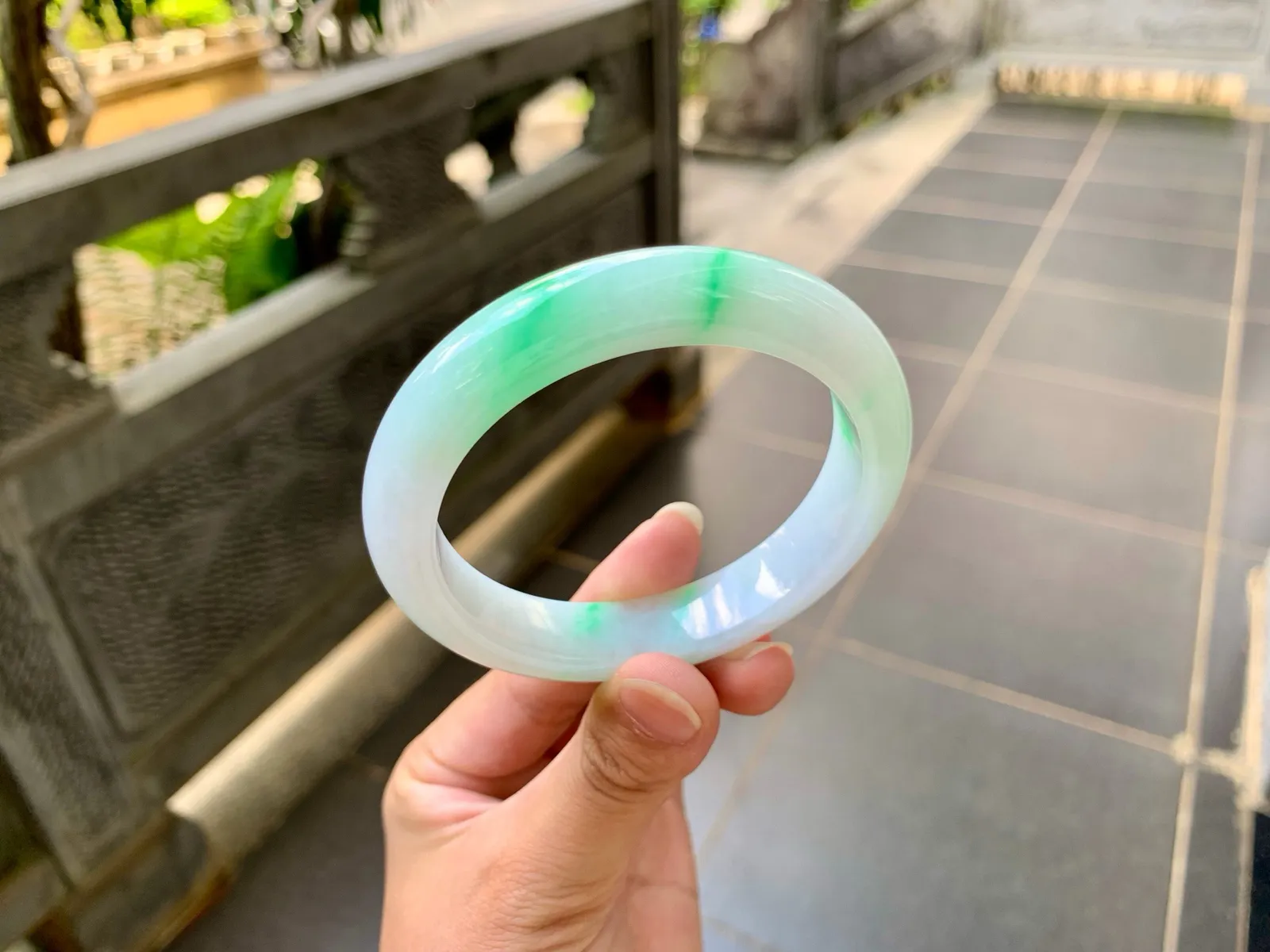 ｜57圈口
白底青，飘阳绿花，鲜艳抢眼，底妆细腻白净，润润的