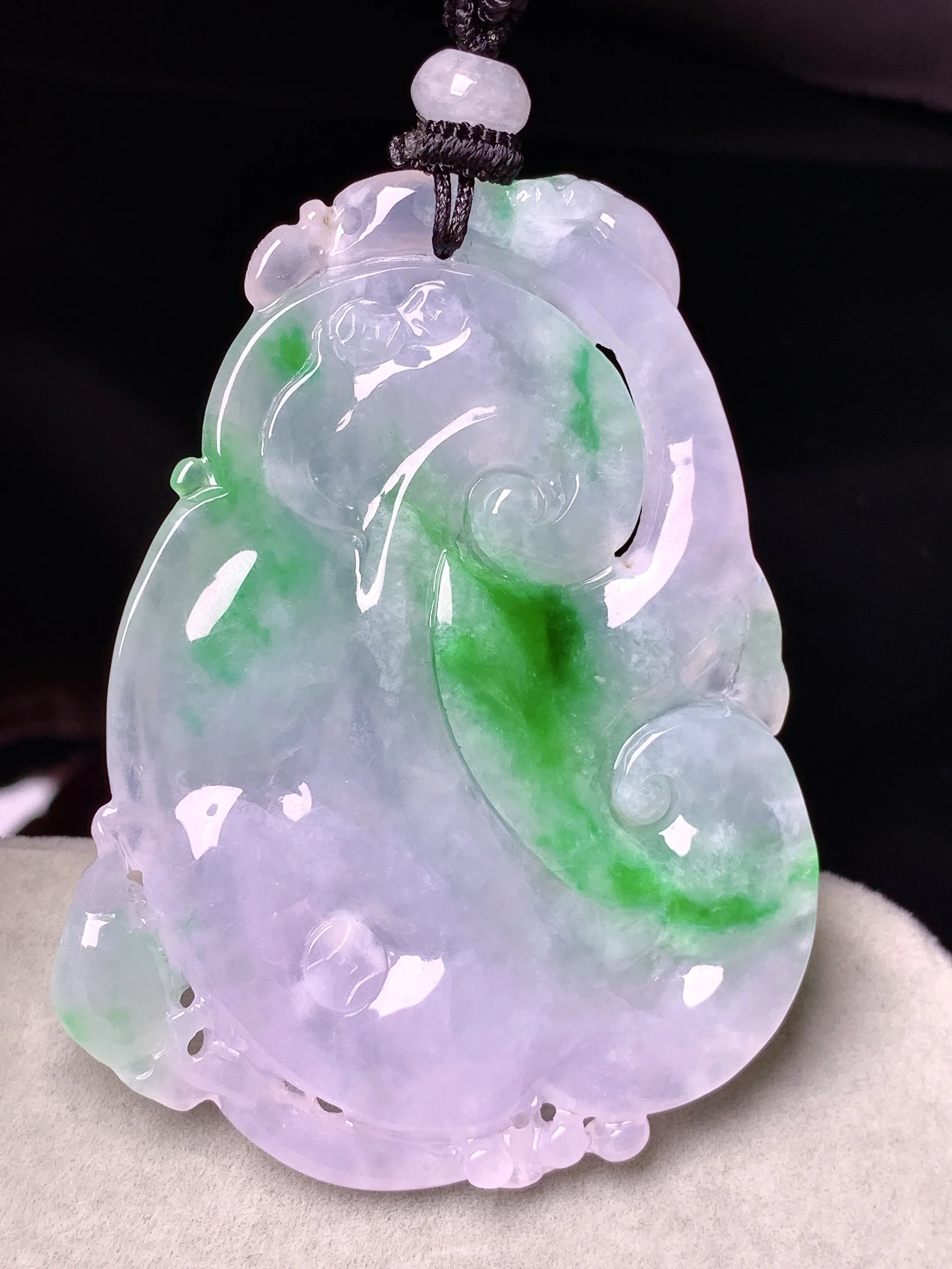 飘绿如意吊坠 玉质细腻 色泽清新艳丽 整体尺寸58.2*41.5*5.3